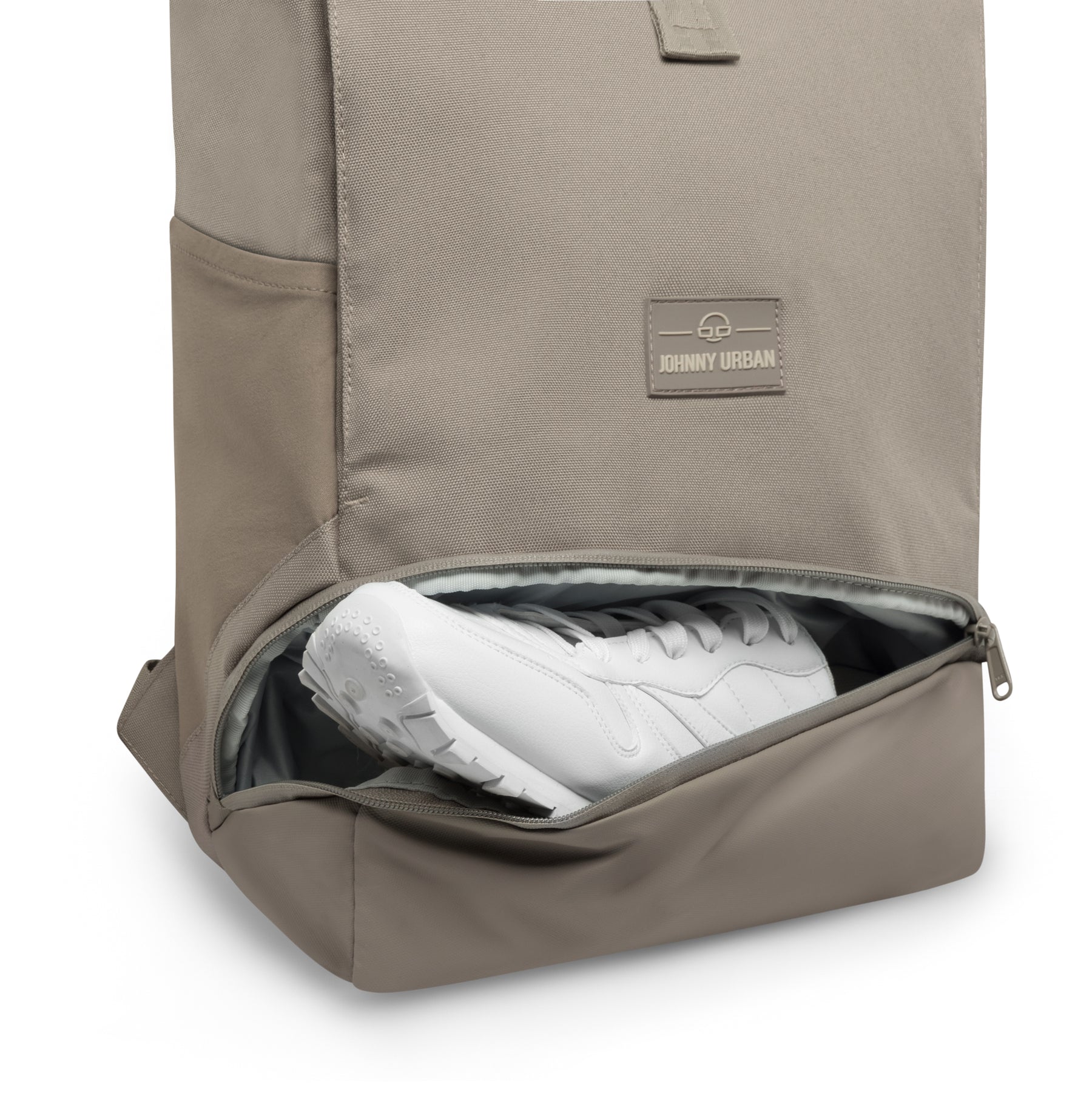 Rolltop Rucksack Allen Medium in desert grau mit offenem Schuhfach und weißen Sportschuhen