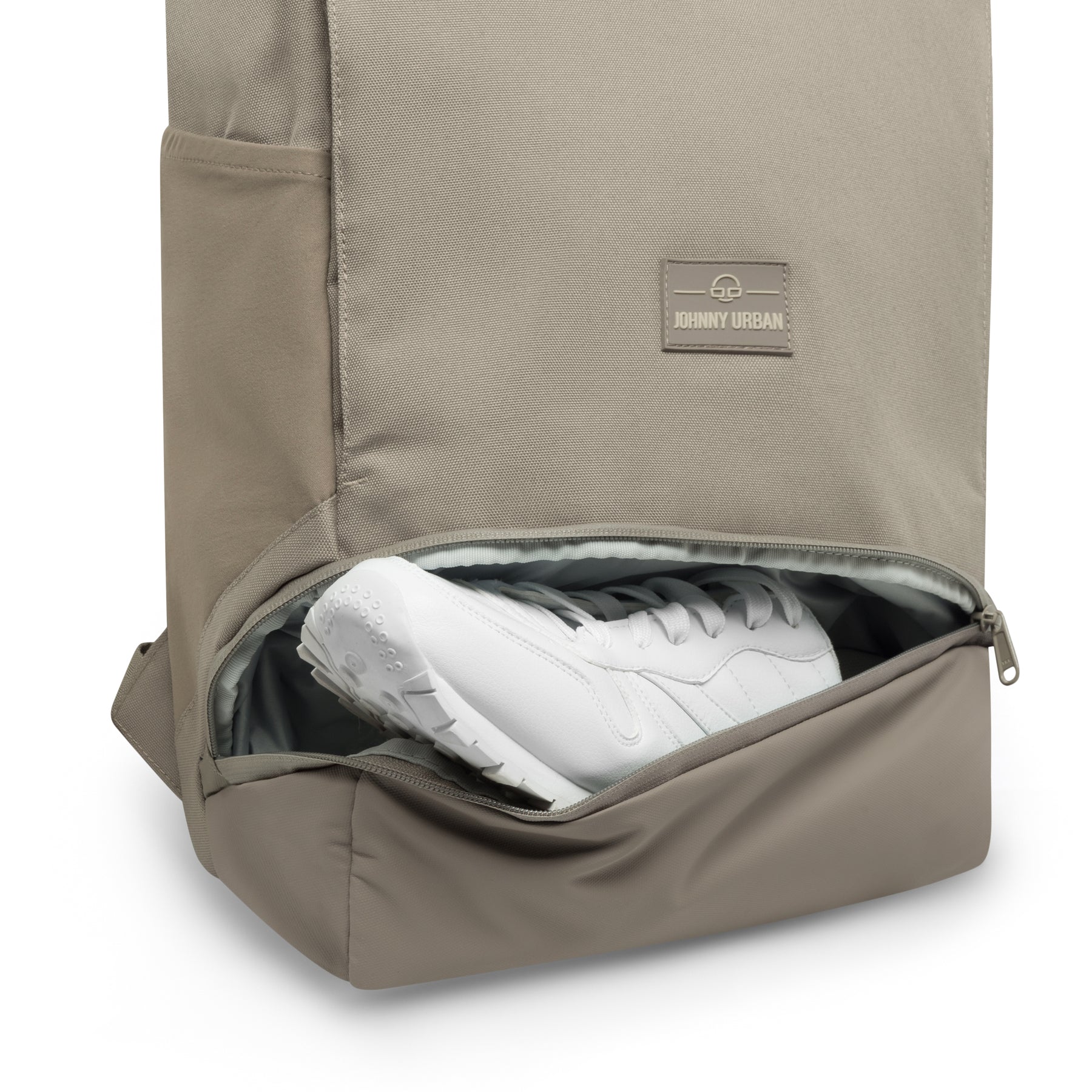 Johnny Urban Rolltop Rucksack 'Allen Large' in Desert Grey mit geöffnetem Schuhfach und weißem Sportschuh