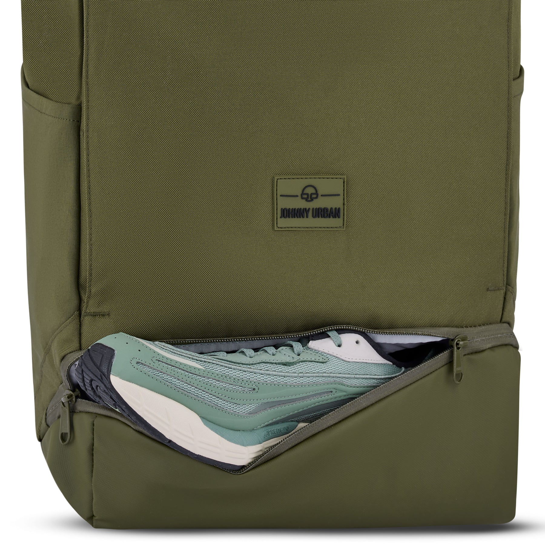 Grüner Rolltop-Rucksack Allen XL mit geöffnetem Schuhfach und grün-weißer Sportschuh außen