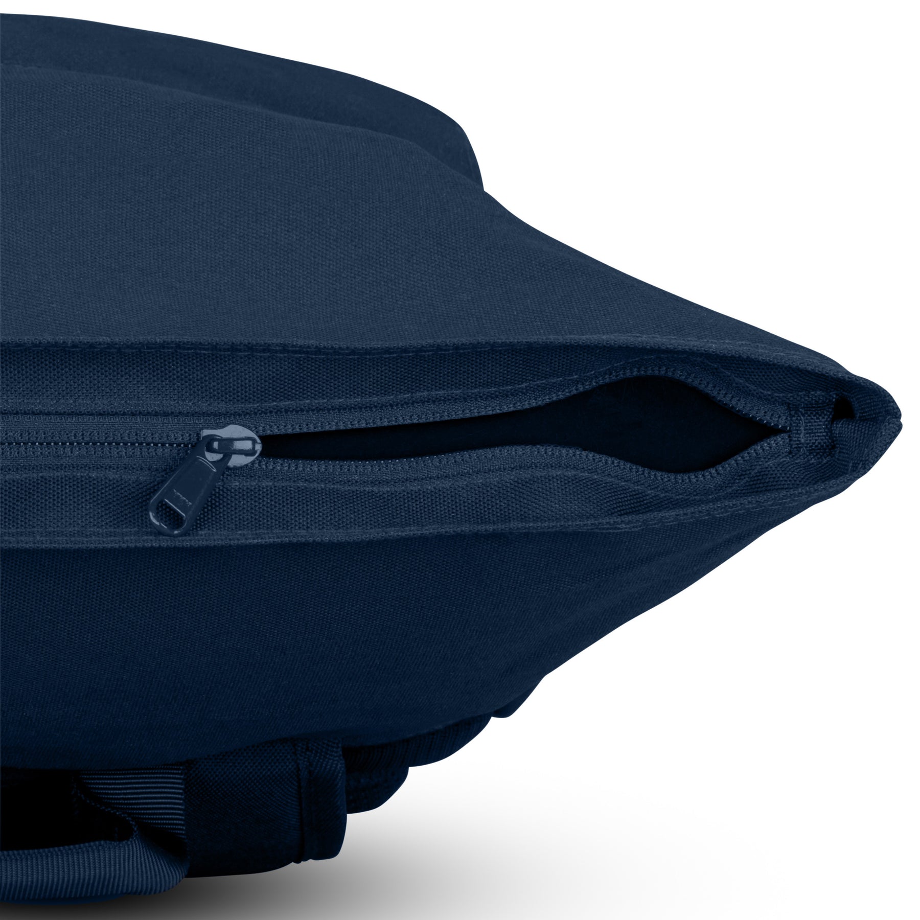 Blauer Rolltop Rucksack 'Robin Medium' von Johnny Urban mit geöffnetem Seitenreißverschluss