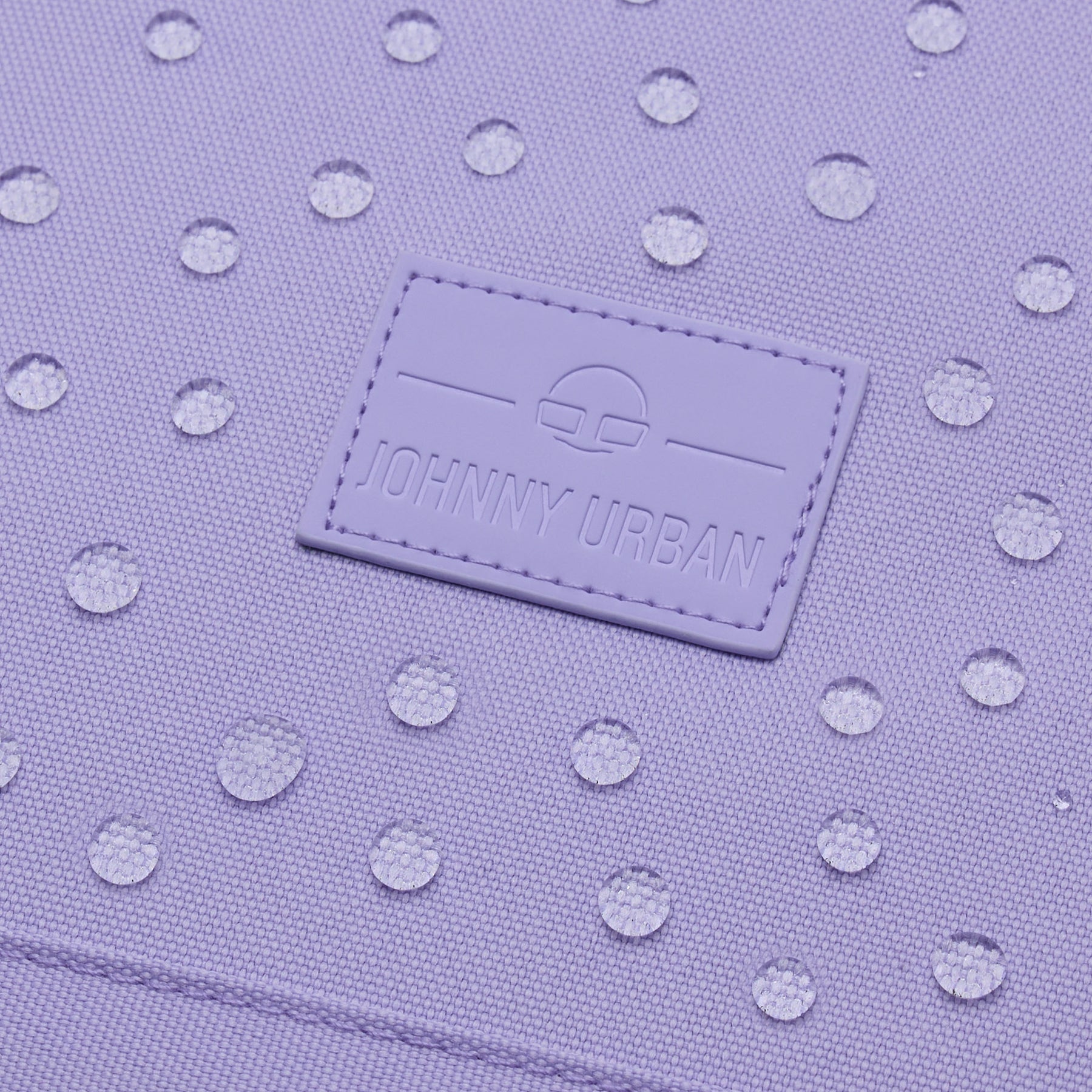 Johnny Urban Logo auf lilafarbenem Rolltop Rucksack 'Robin Medium' mit Wasserperlen