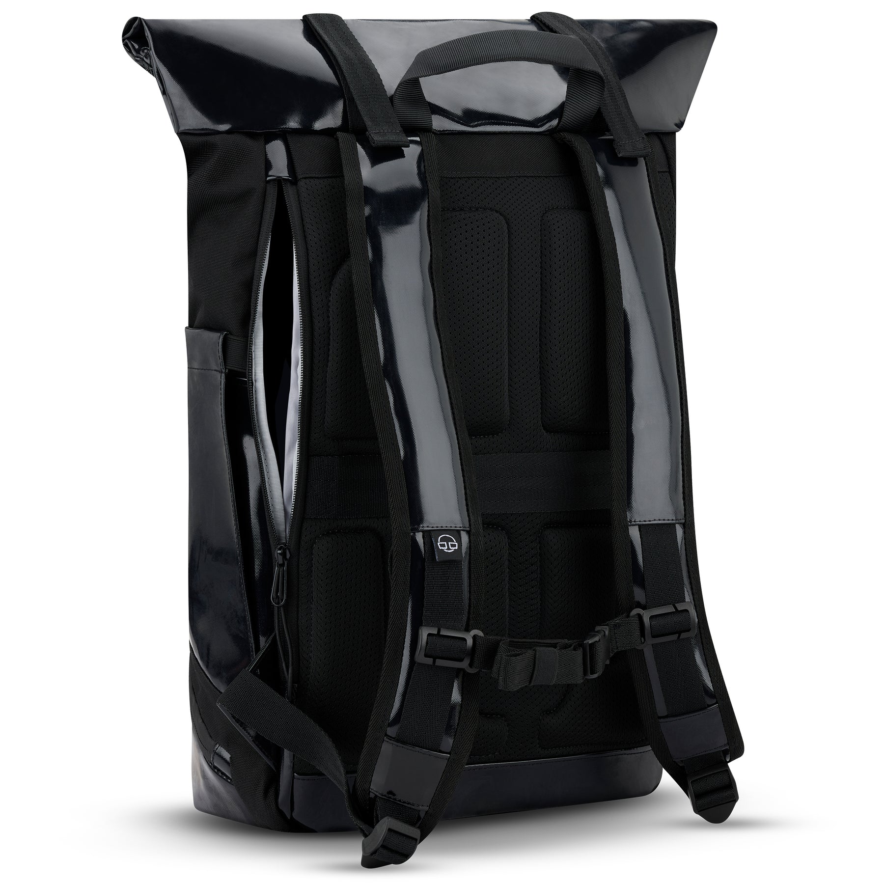 Schwarzer Rolltop-Rucksack 'Ashton' von Johnny Urban, Rückseite mit gepolsterten Trägern und Netzrücken