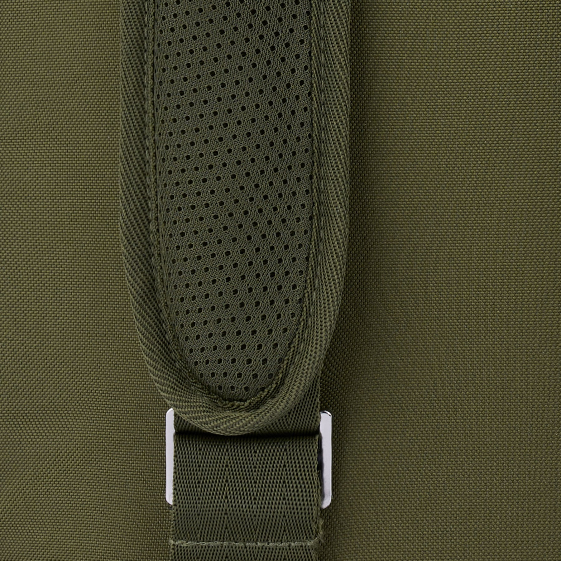 Detailaufnahme des gepolsterten, olivgrünen Schultergurts vom Rolltop Rucksack 'Robin Large' mit Metallschnalle