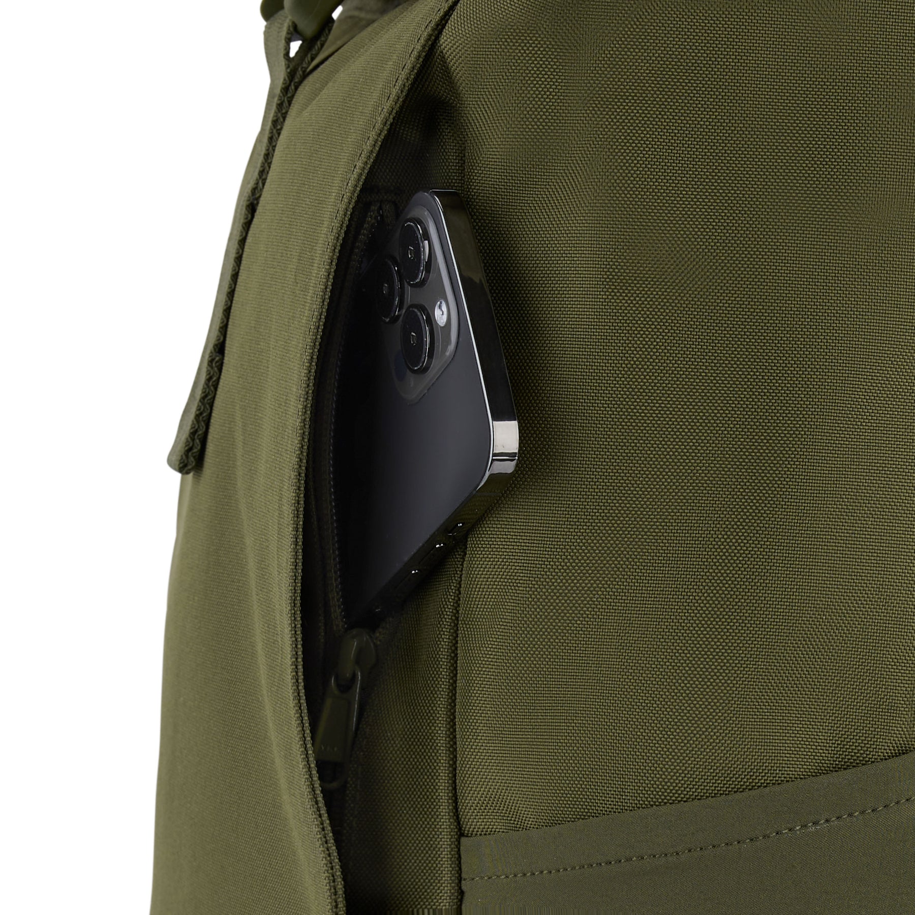 Rolltop Rucksack Allen XL in Olivgrün mit geöffnetem Seitenfach und schwarzem Smartphone