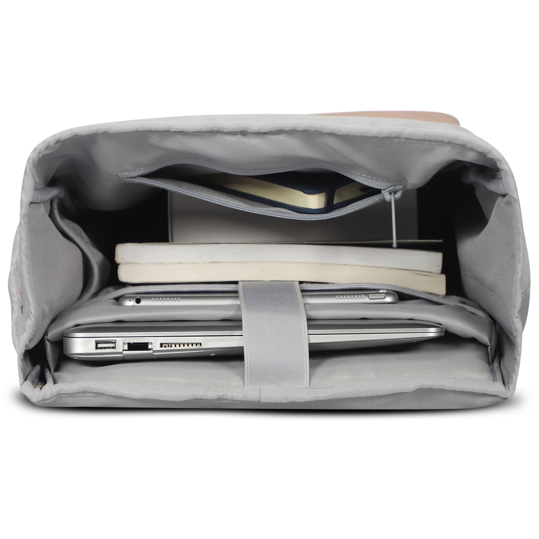Innenansicht des Rolltop Rucksacks 'Harvey Large' mit Laptopfach, Tablet, Büchern und einem Reißverschlussfach