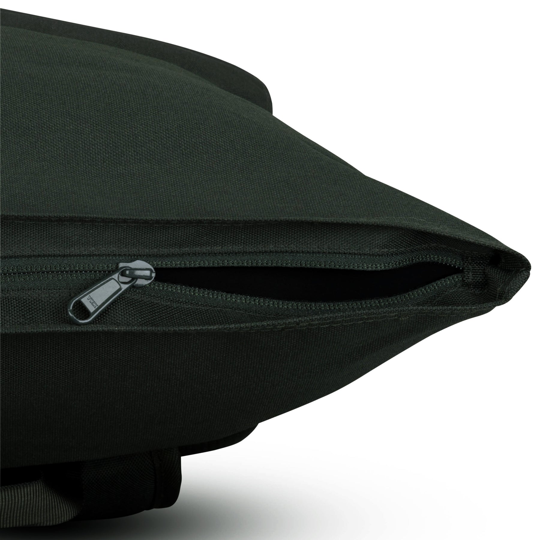 Nahaufnahme des Reißverschlusses eines grünen Rolltop Rucksacks Allen Large