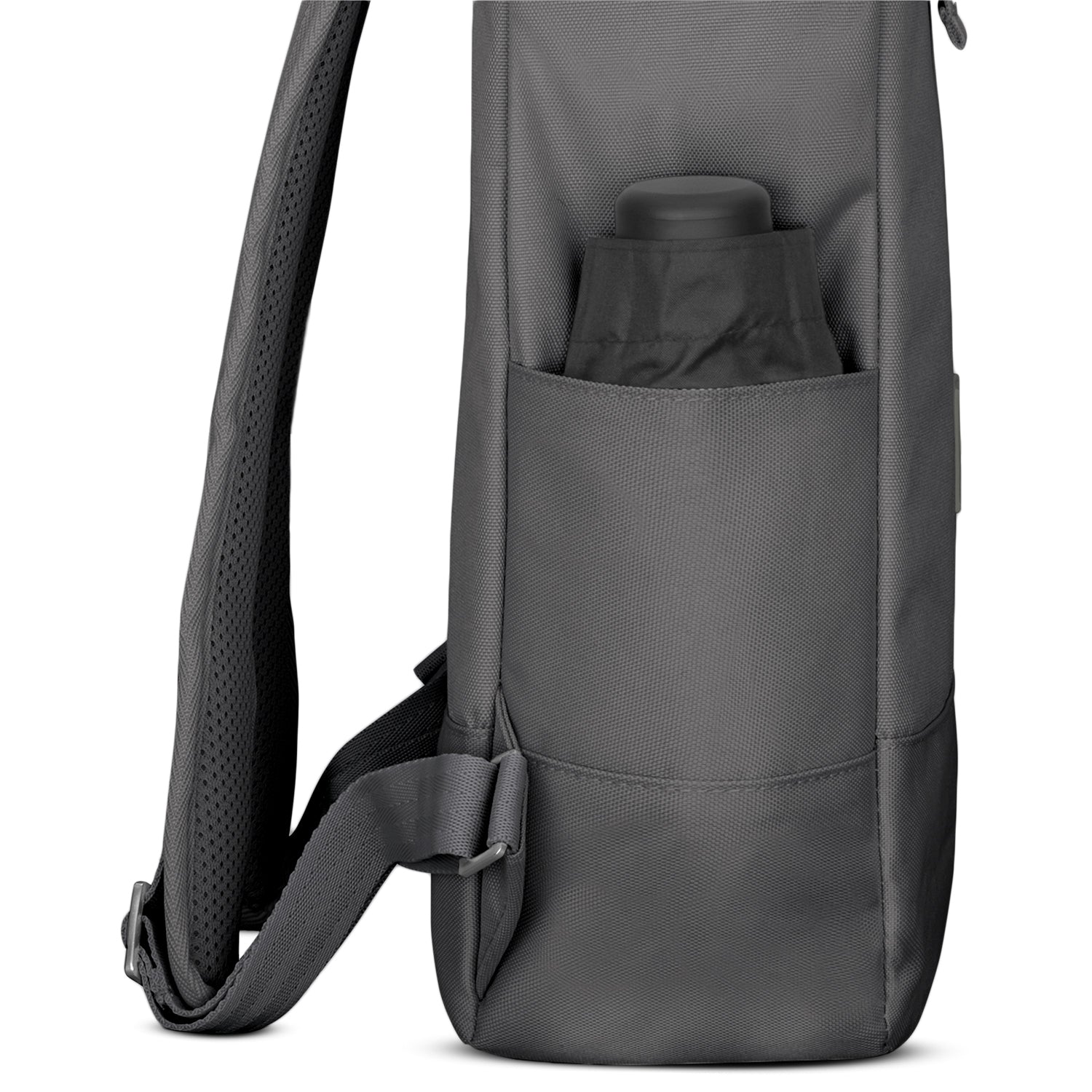 Rolltop Rucksack ‚Robin Medium‘ dunkelgrau mit seitlicher Außentasche mit schwarzer Flasche