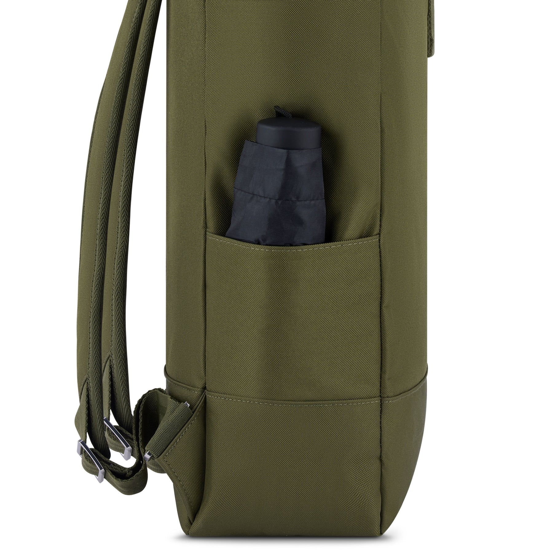 Seitenansicht des olivefarbenen Rolltop Rucksacks 'Robin Large' mit seitlicher Tasche, in der ein zusammengefalteter Regenschirm steckt