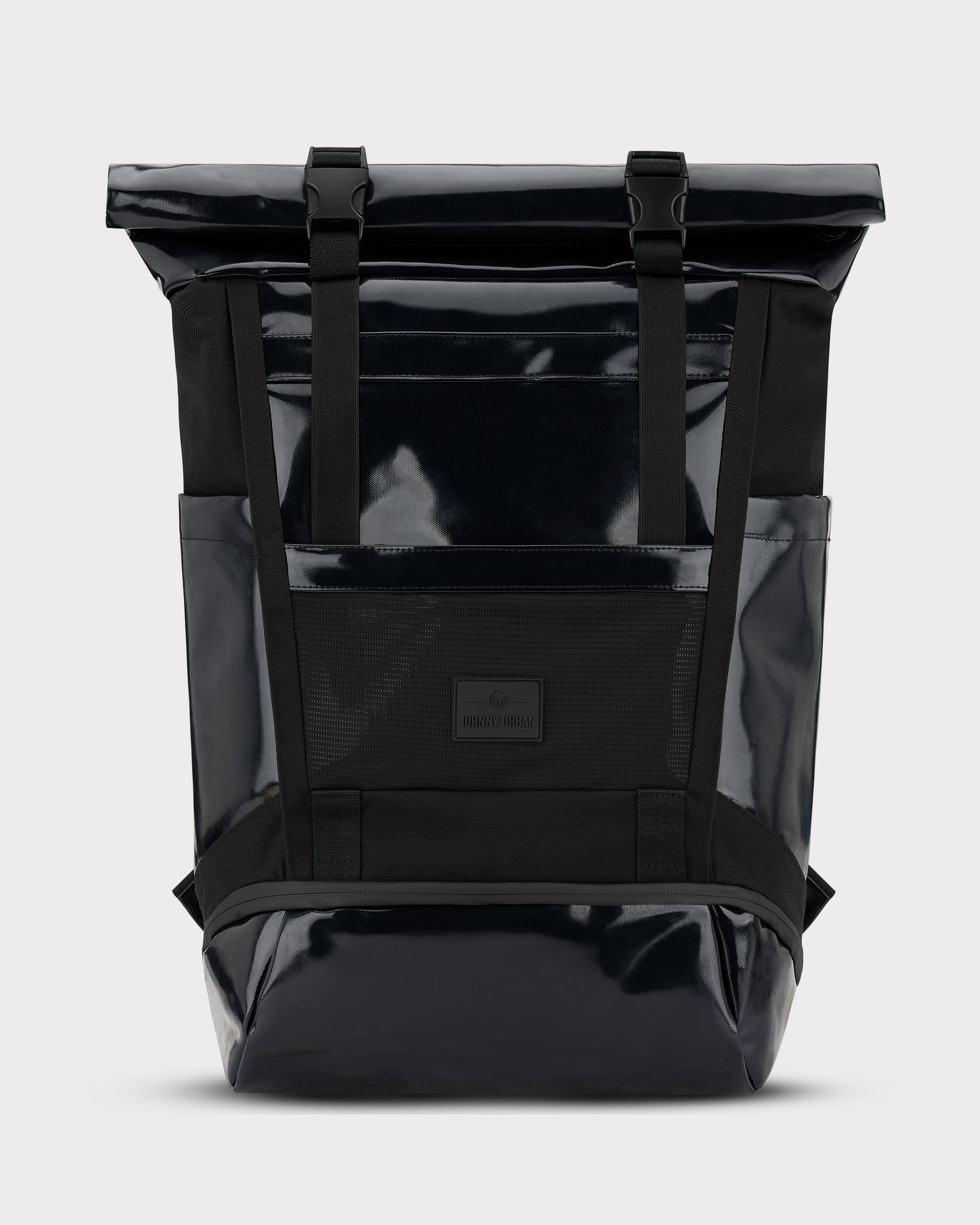 Schwarzer Rolltop-Rucksack 'Ashton' von Johnny Urban mit glänzendem Material und zwei Schnallen zum Verschließen