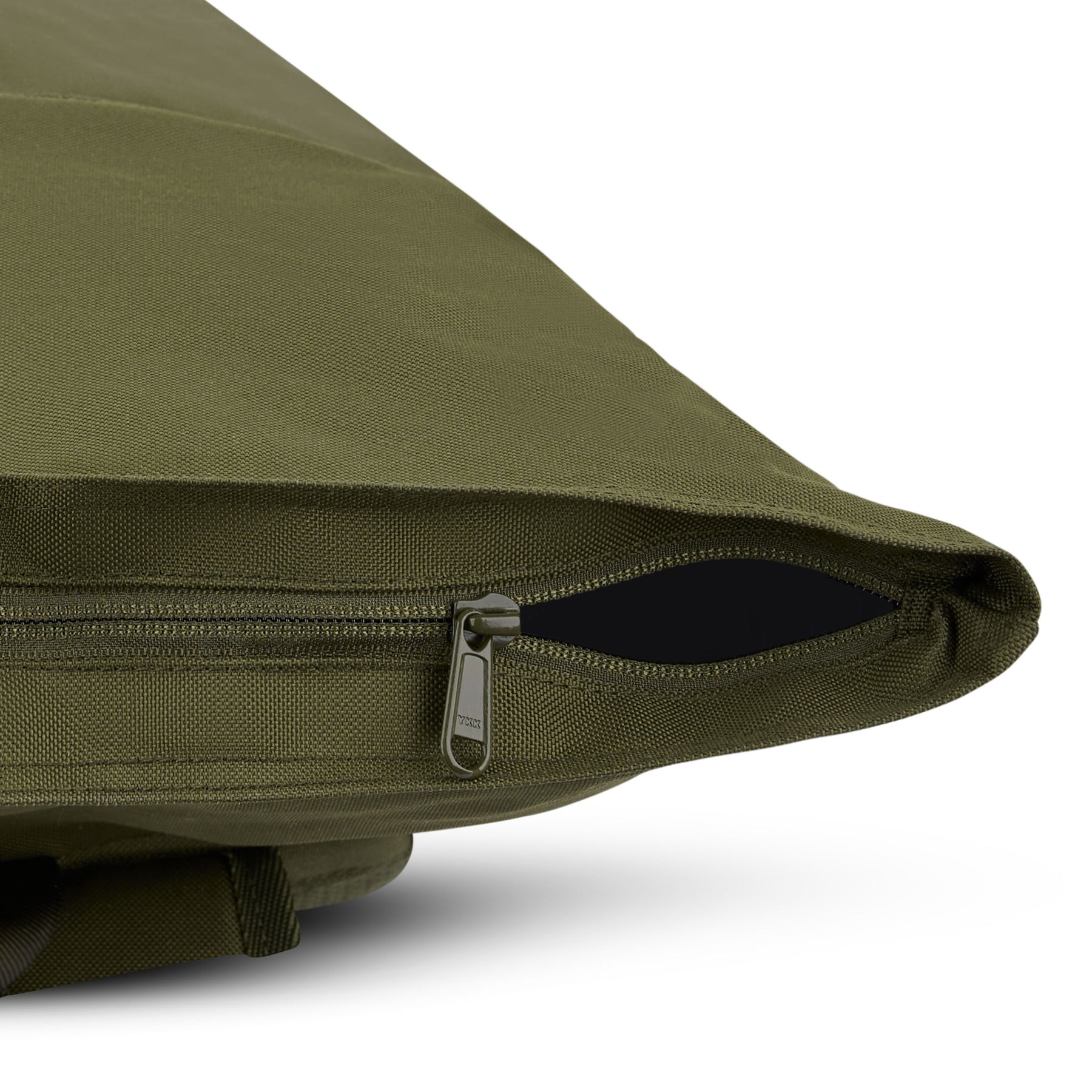 Nahaufnahme eines olivgrünen Rolltop-Rucksacks Allen XL mit sichtbarem Reißverschluss