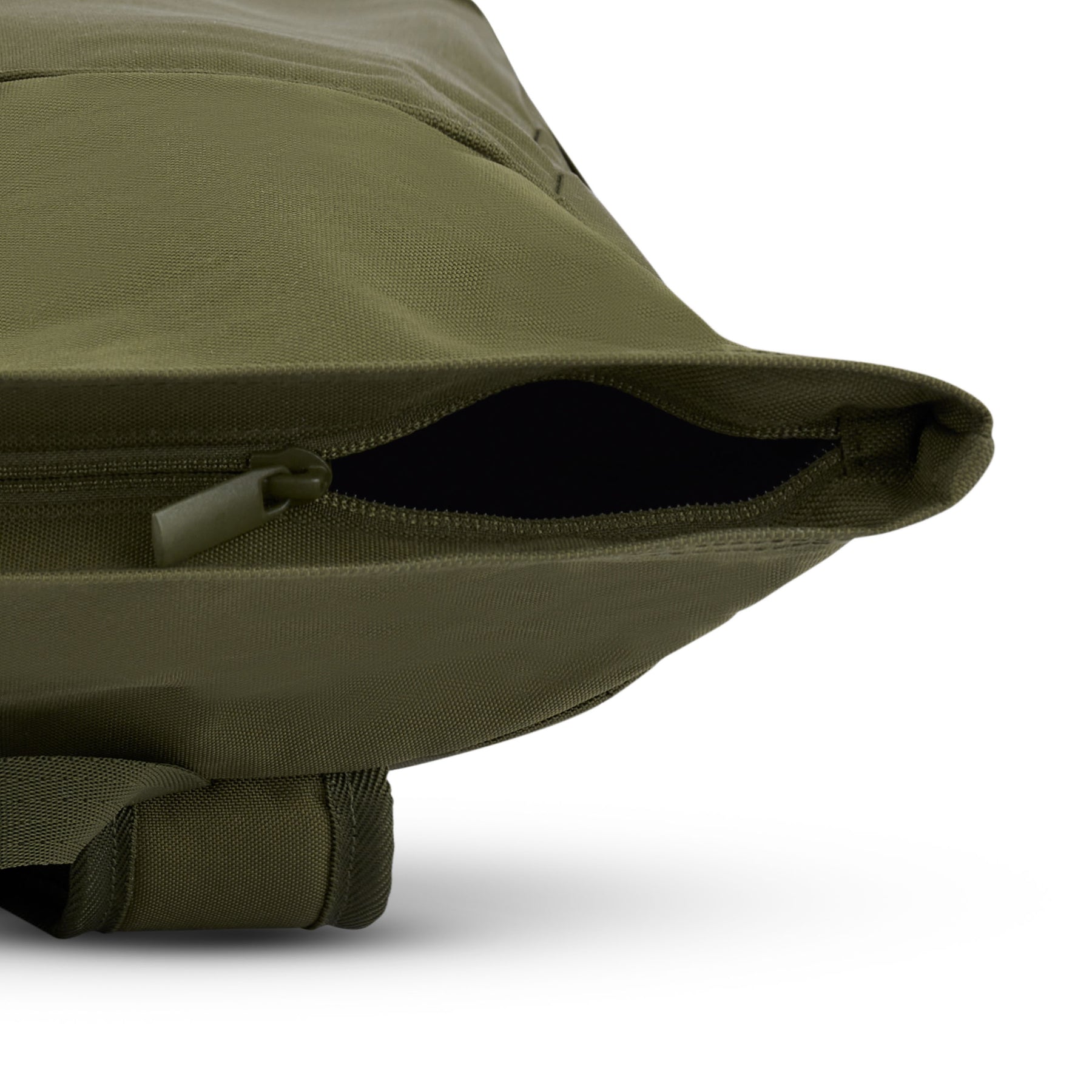 Olivegrüner Rolltop Rucksack 'Robin Medium' von Johnny Urban mit sichtbarem Reißverschluss und Stoffdetail