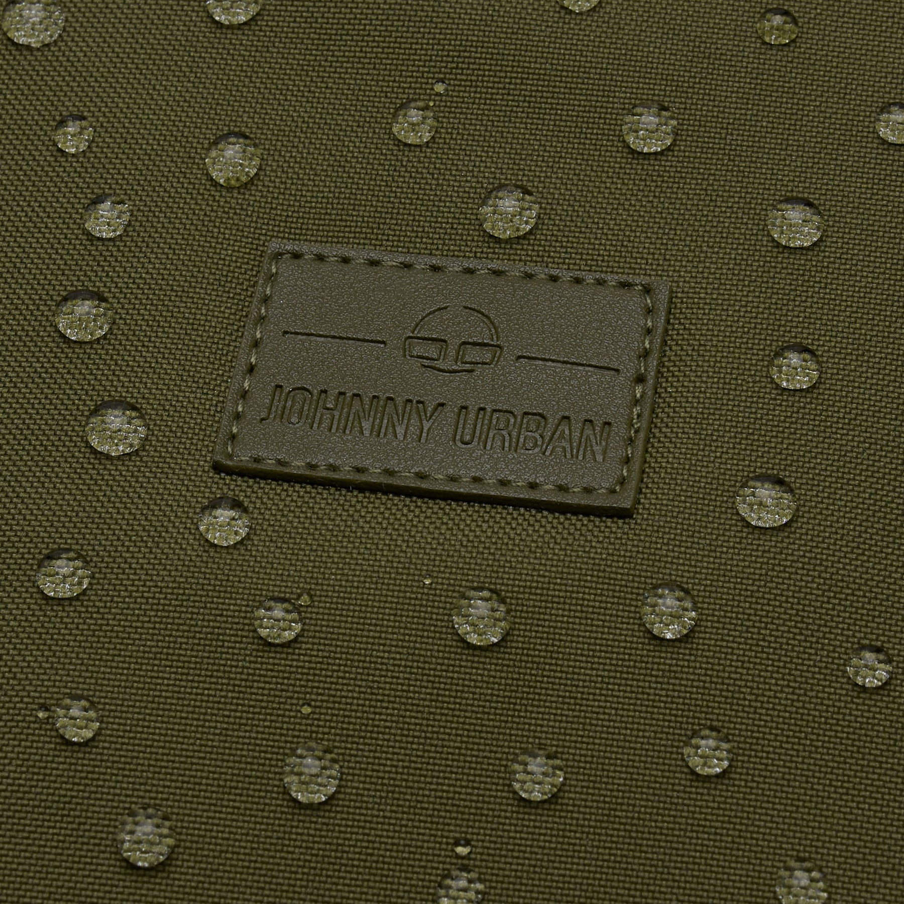 Wasserabweisendes olivgrünes Gewebe mit Johnny Urban Logo und Wassertröpfchen