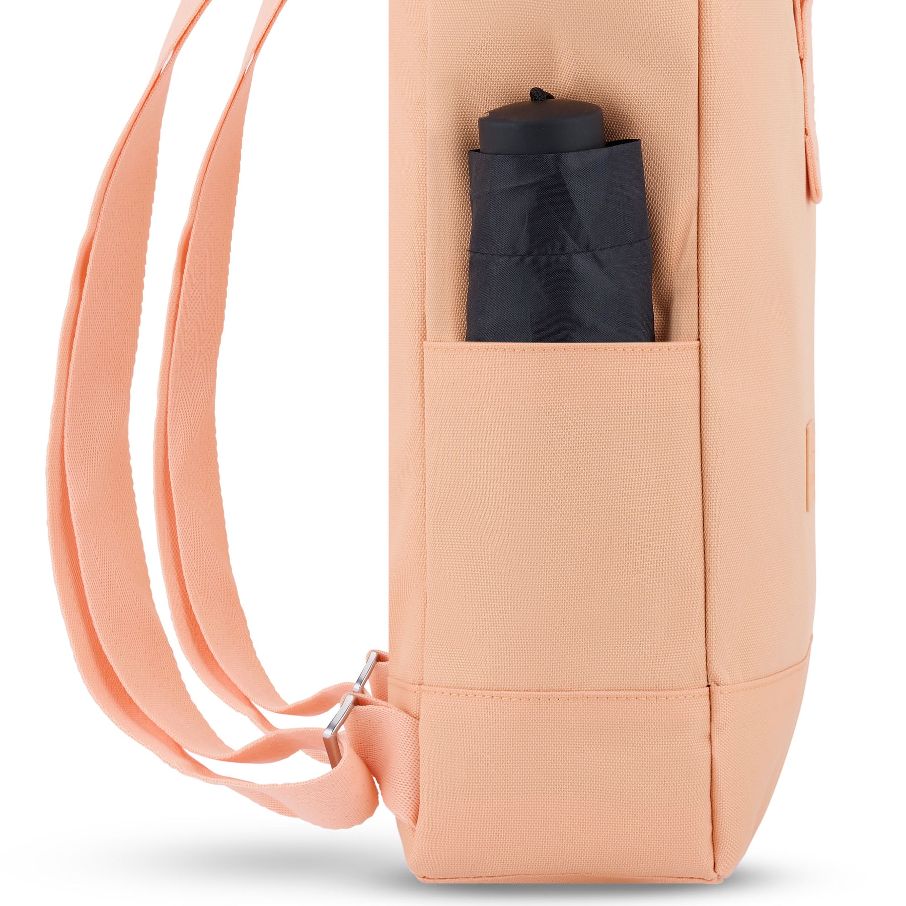 Rolltop Rucksack 'Robin Small' von Johnny Urban in Pfirsich mit Seitentasche und schwarzem Regenschirm
