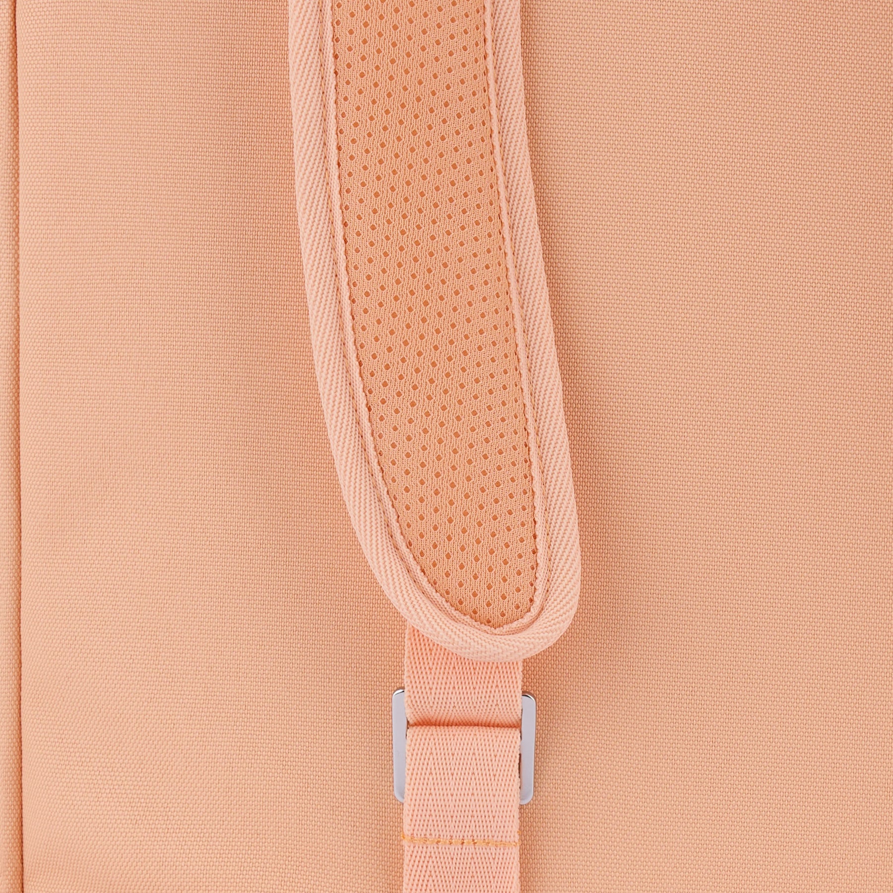 Nahaufnahme eines verstellbaren Schultergurts mit Polsterung des Rolltop-Rucksacks 'Robin Medium' in Pfirsichfarbe von Johnny Urban