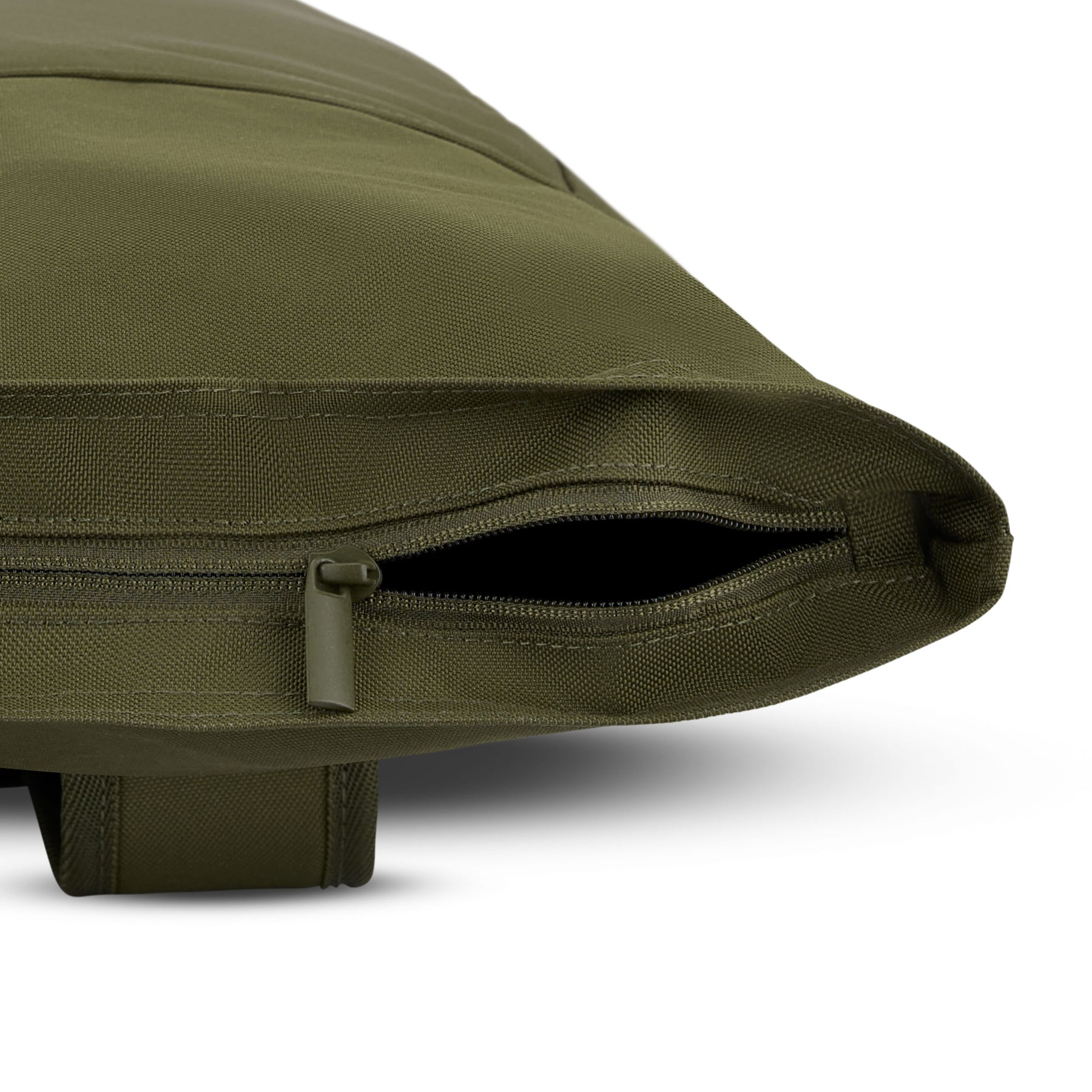 Olivefarbenes Material und Reißverschluss des Rolltop-Rucksacks Robin Large