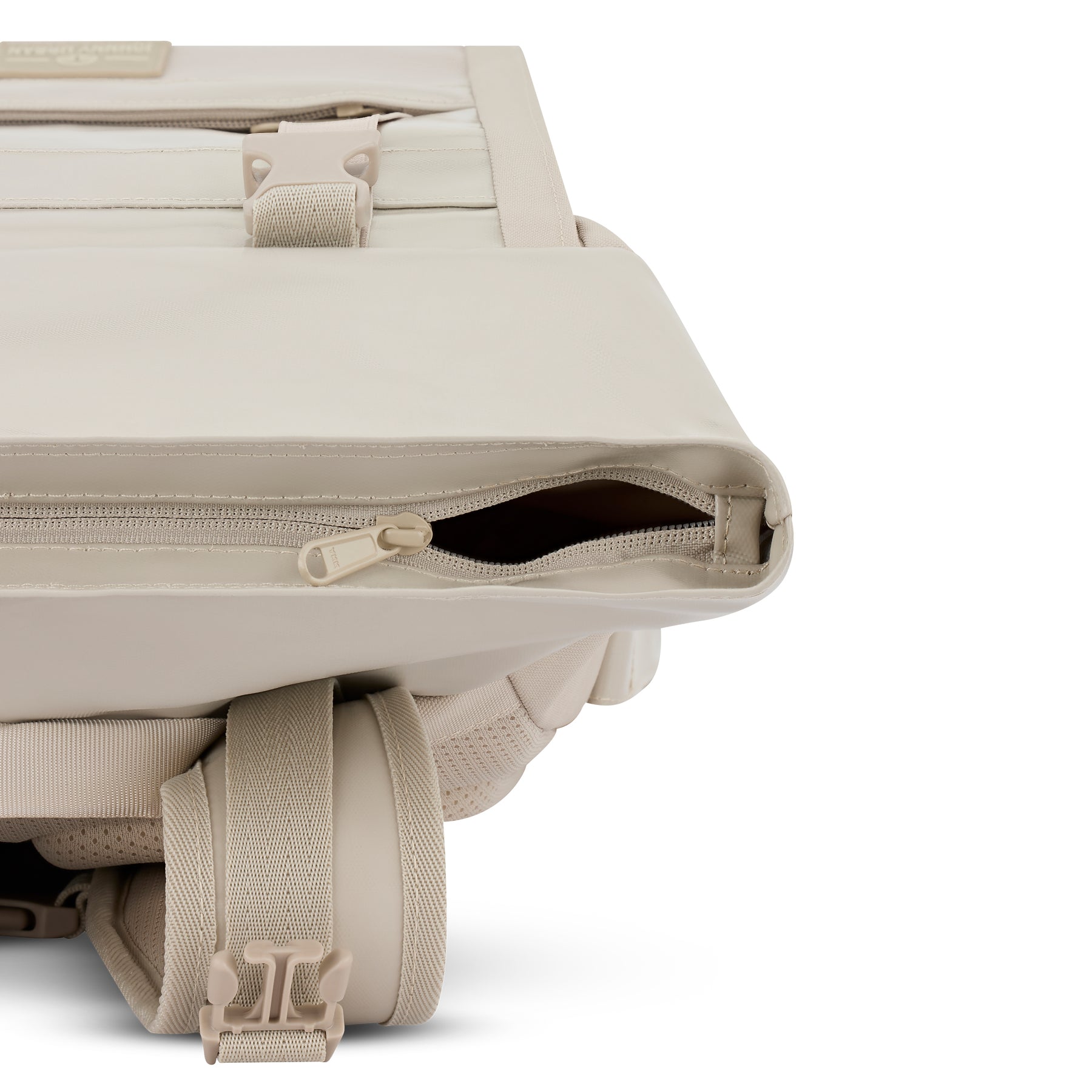 Beiger Rolltop Rucksack 'Ashton' mit teilweise geöffnetem Reißverschluss und verstellbaren Trägern