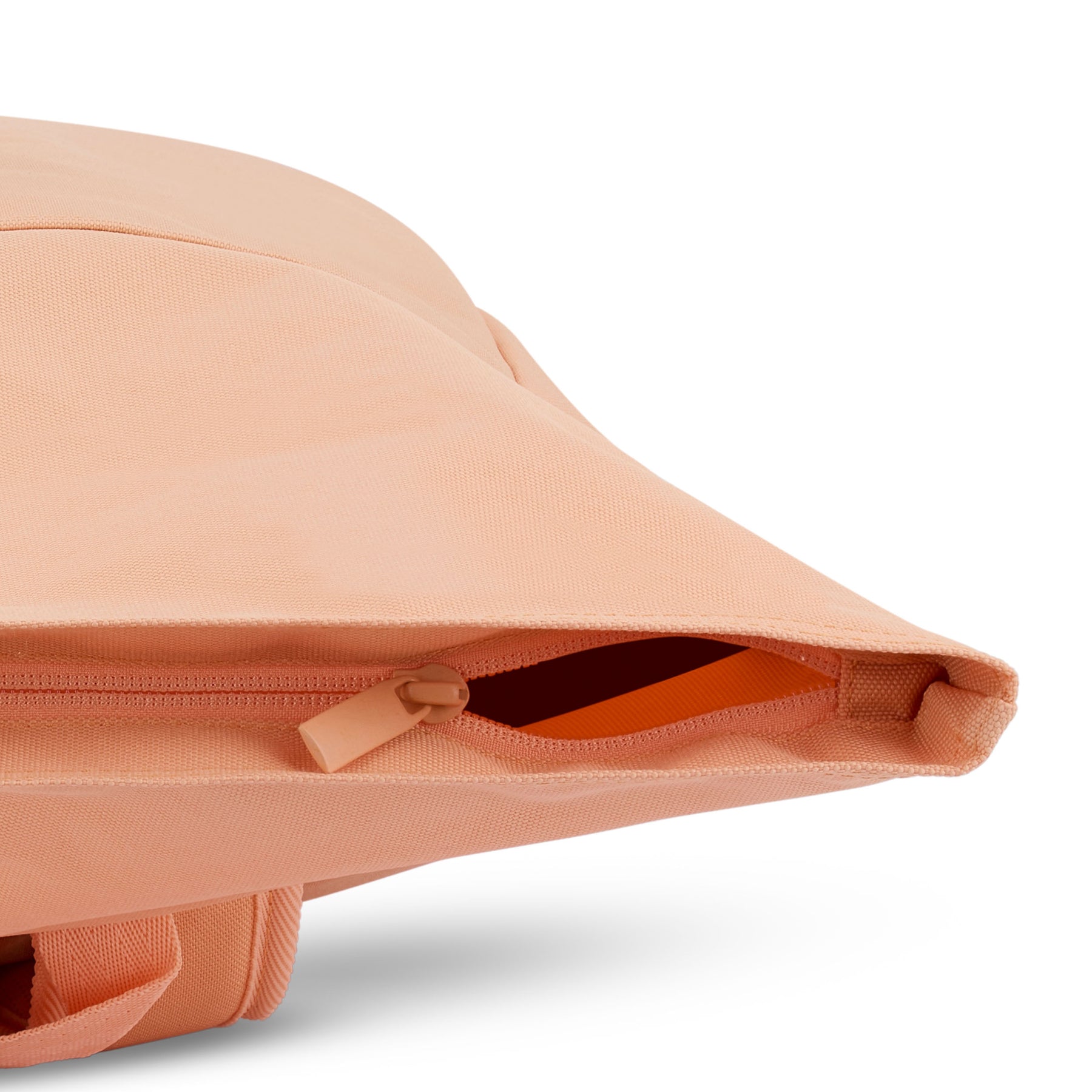 Pfirsichfarbener Rolltop-Rucksack "Robin Medium" mit geöffnetem Reißverschlussfach seitlich