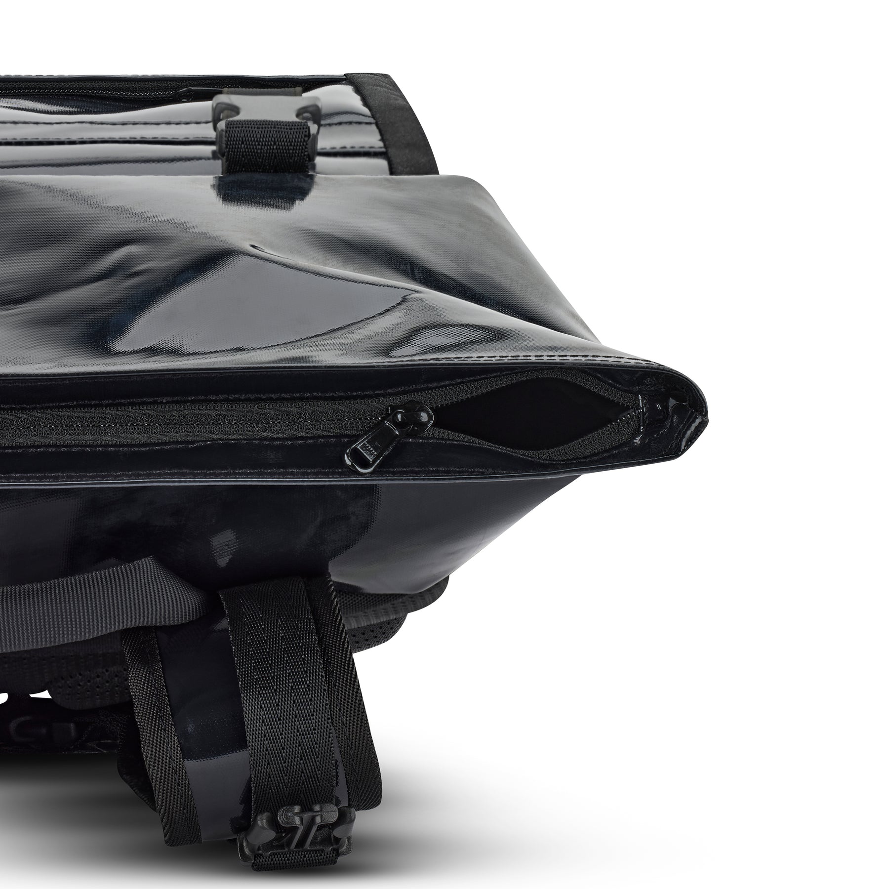 Schwarzer Rolltop-Rucksack 'Ashton' von Johnny Urban mit geöffnetem Reißverschluss und verstellbarem Gurt