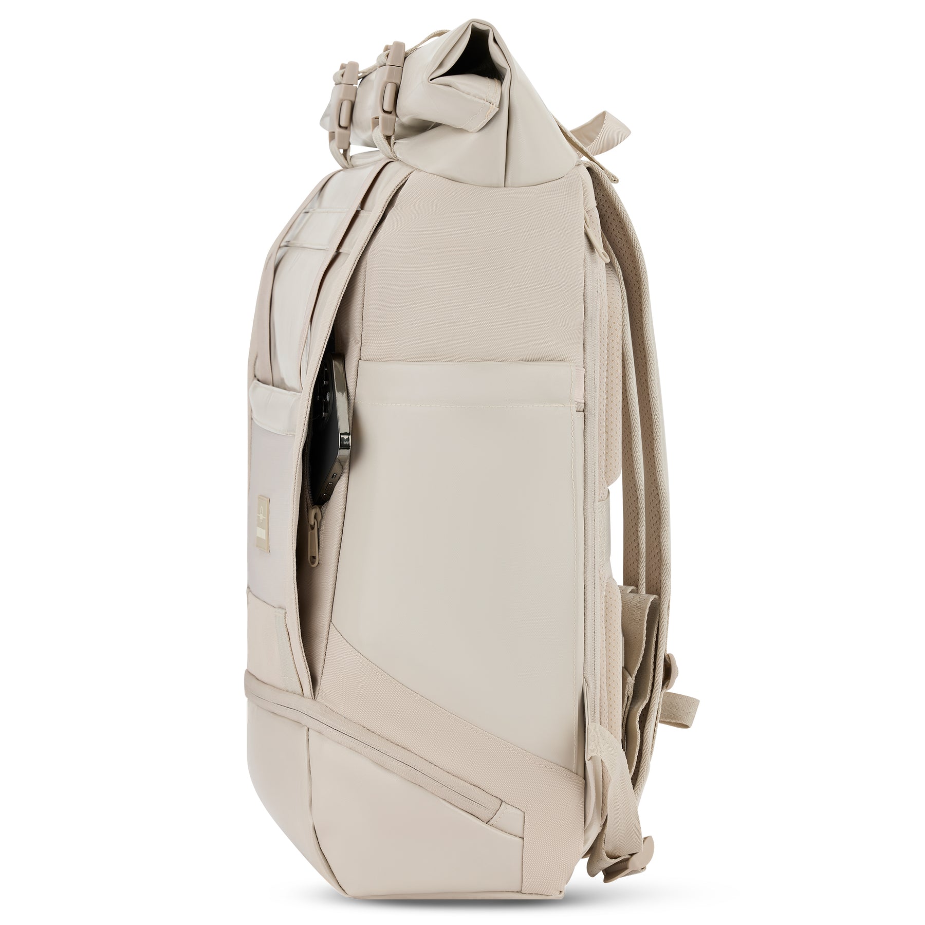 Rolltop Rucksack 'Ashton' von Johnny Urban in Beige, seitliche Ansicht mit geöffneter Tasche und sichtbar eingestecktem Handy
