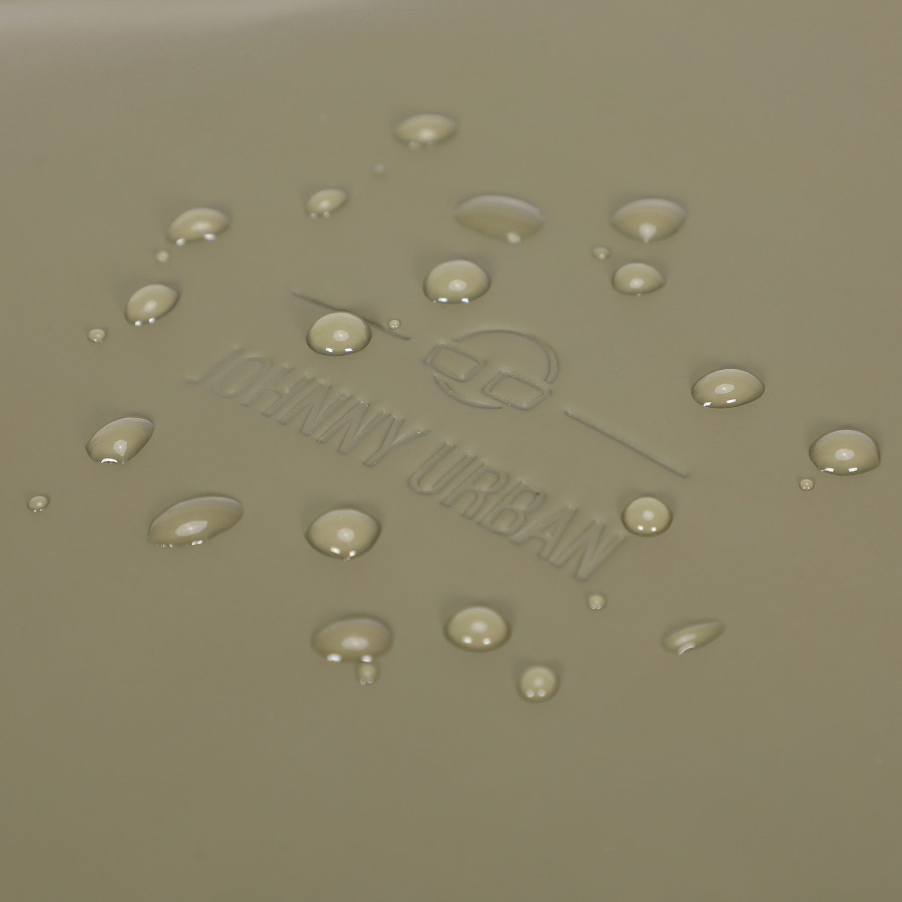 Wasserabweisende Oberfläche mit Wassertropfen und geprägtem Johnny Urban Logo