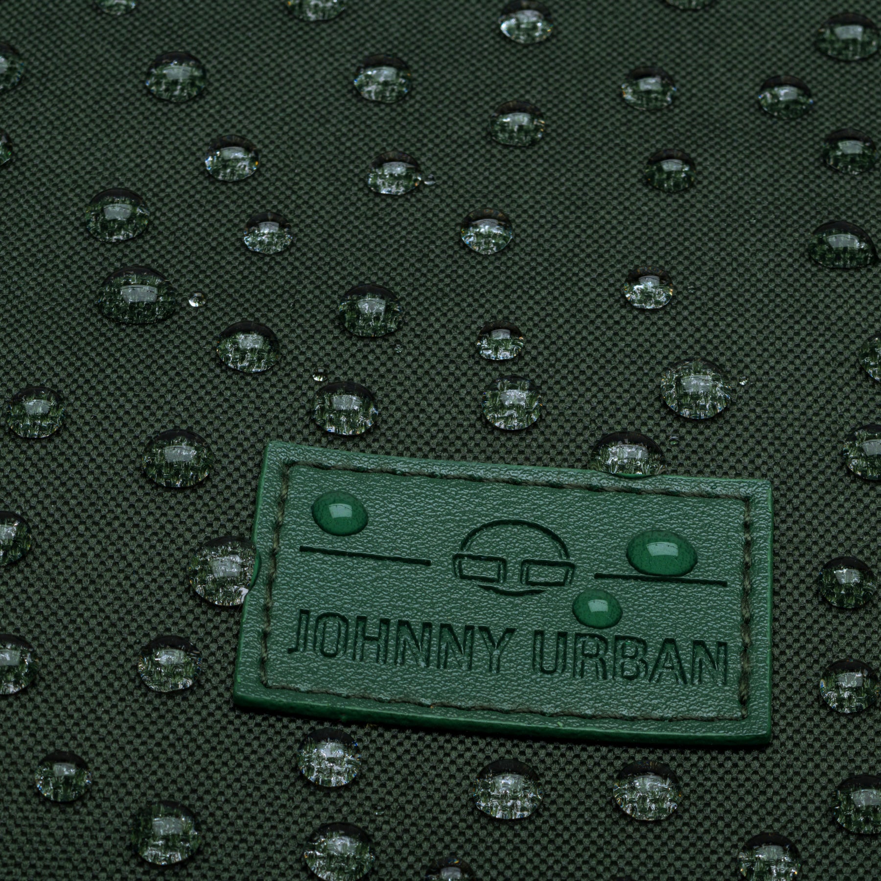 Grüner Johnny Urban Rolltop Rucksack 'Robin Large' mit wasserabweisendem Material und sichtbaren Wassertropfen