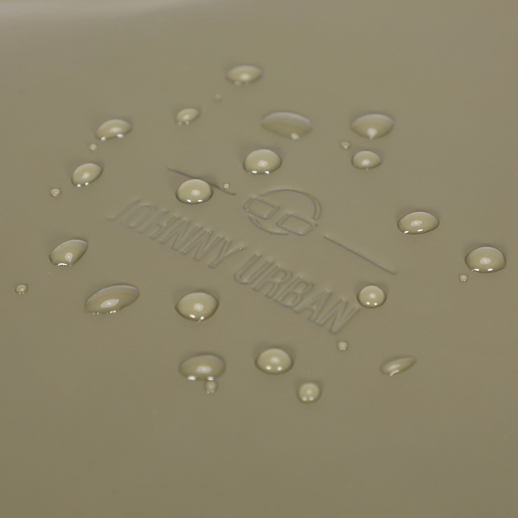 Wasserabweisende Oberfläche des olivgrünen Rolltop-Rucksacks 'Harvey Large' von Johnny Urban mit Wassertröpfchen