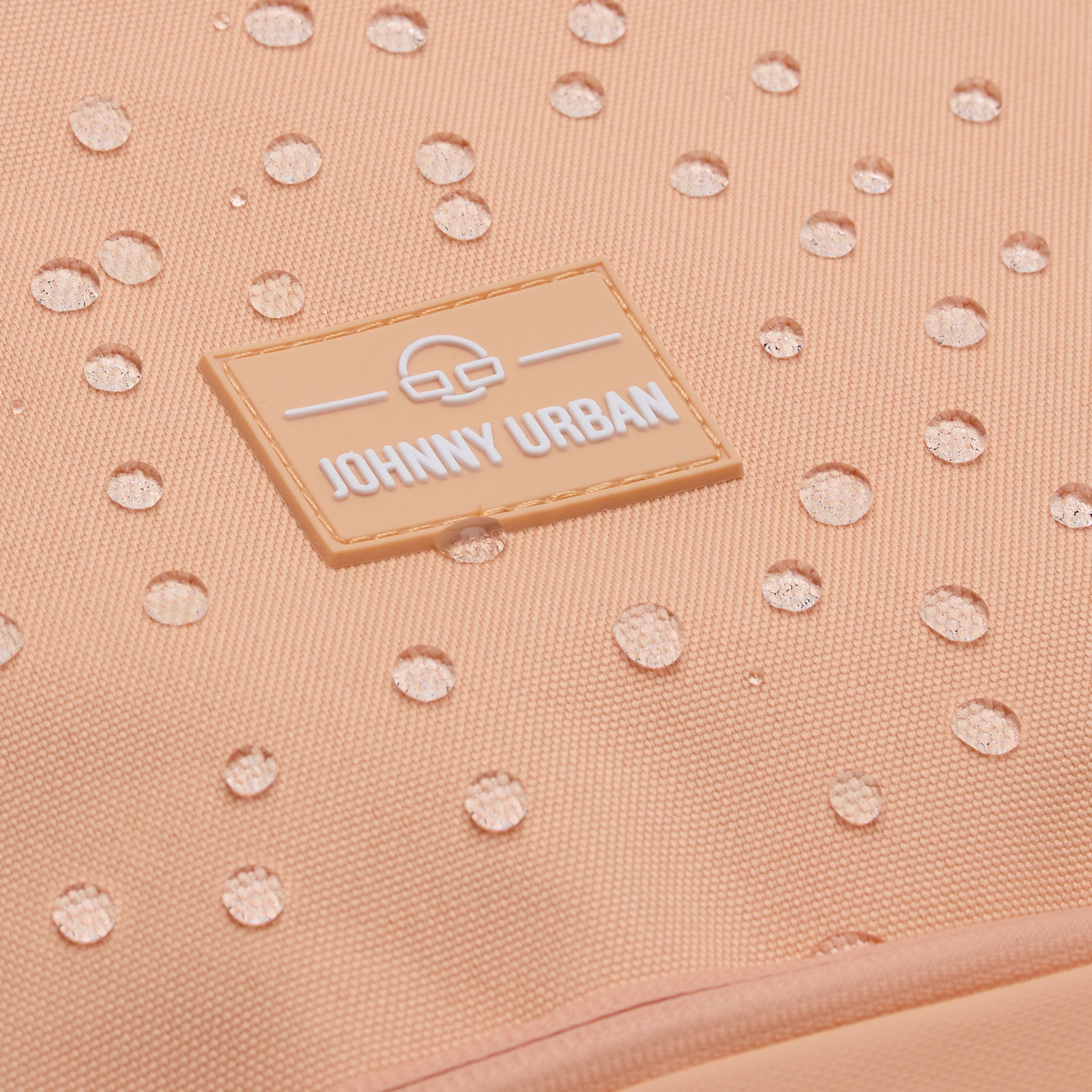 Wasserabweisender, pfirsichfarbener Rolltop-Rucksack Allen Large mit Johnny Urban Logo auf der Tasche