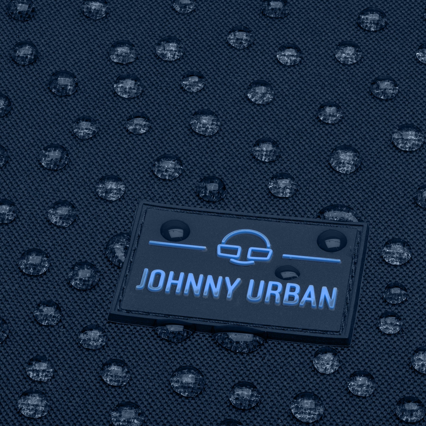 Wasserabweisendes blaues Material mit Johnny Urban Logo auf einem Rolltop Rucksack Allen Large