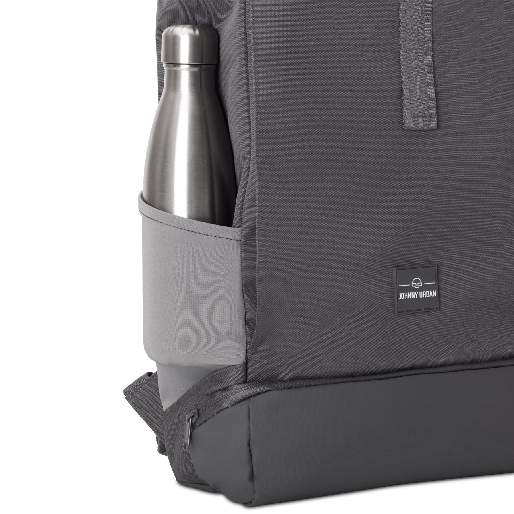 Rolltop Rucksack Allen Medium in dunkelgrau mit Seitentasche, gefüllt mit silberner Trinkflasche