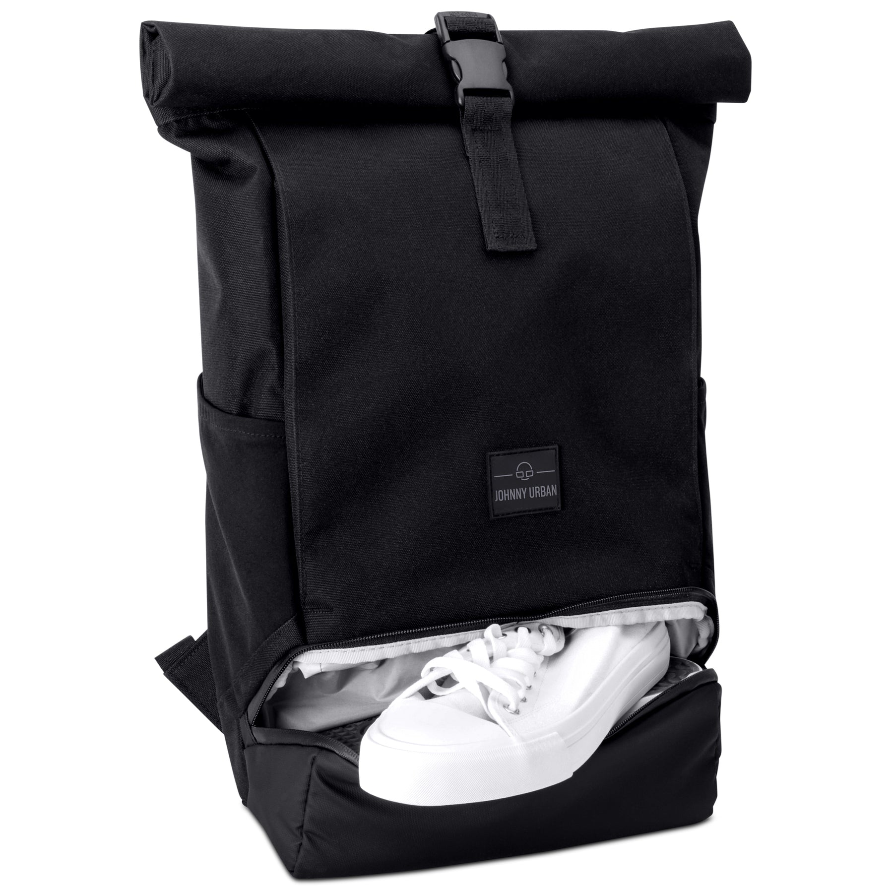 Schwarzer Johnny Urban Rolltop Rucksack 'Allen Medium' mit Schuhfach, weißer Sneaker sichtbar