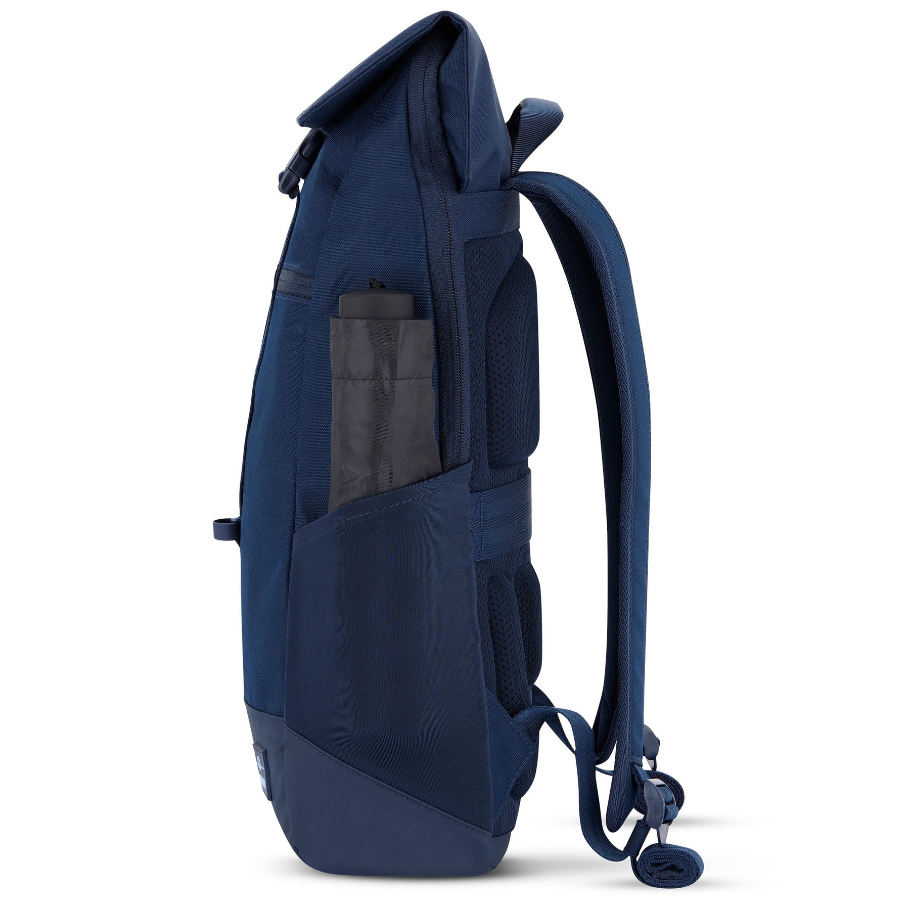 Blauer Rucksack 'Mika' von Johnny Urban mit seitlicher Tasche, in der ein zusammengefalteter Regenschirm steckt