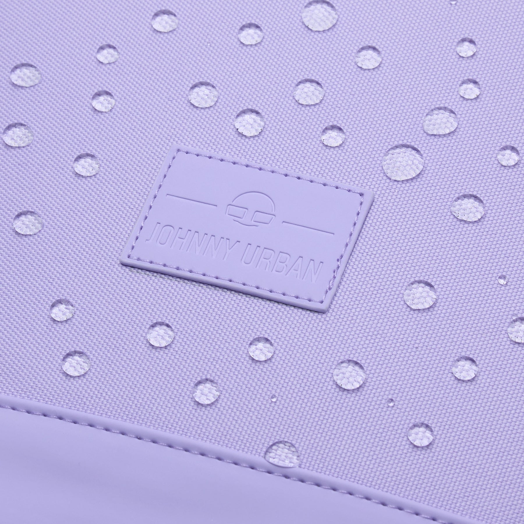Wasserabweisendes Material des Johnny Urban Rucksacks 'Jona Medium' in Flieder mit Wassertropfen