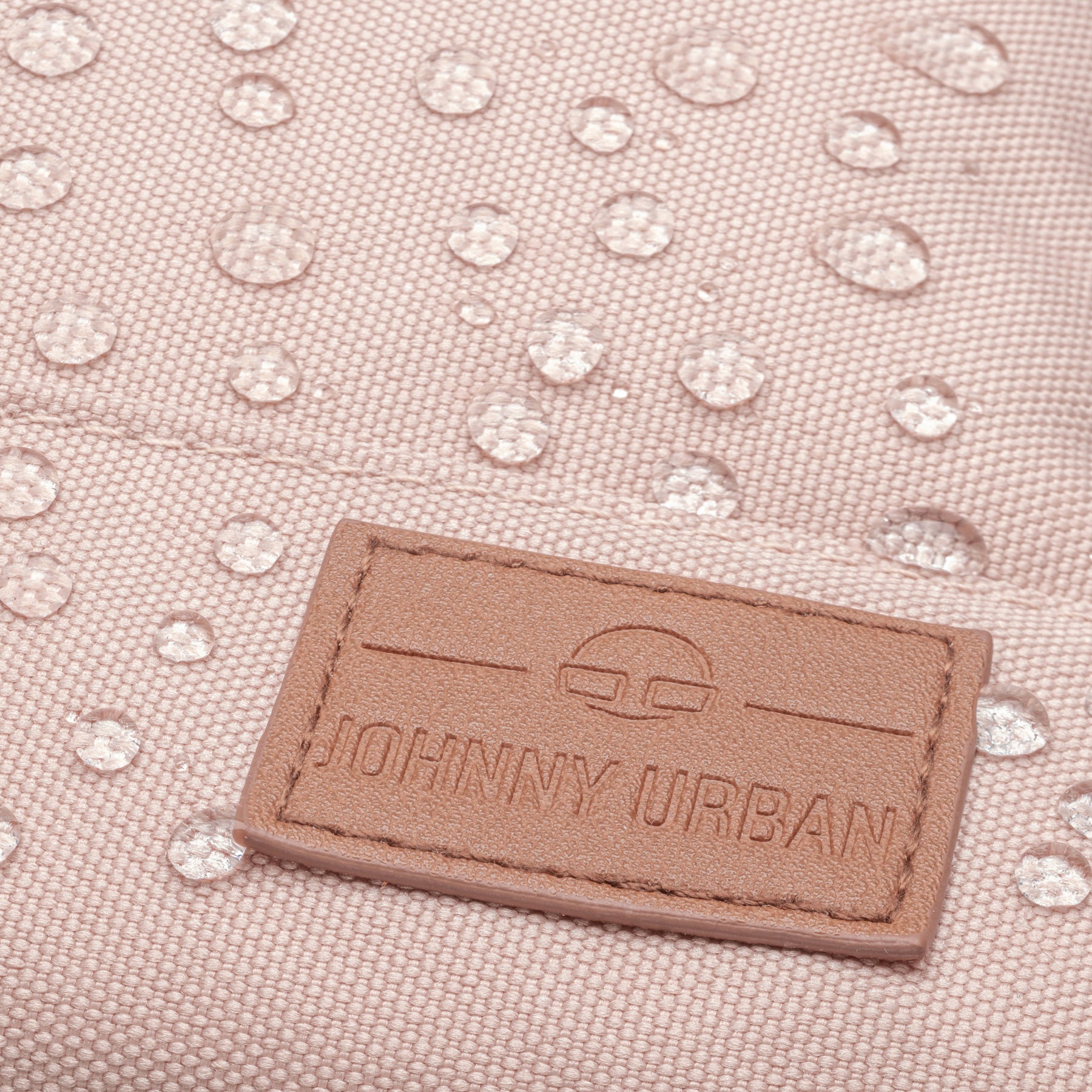 Wasserabweisendes rosafarbenes Material mit einem braunen Lederschild 'Johnny Urban' auf dem Rucksack Damen 'Mia'