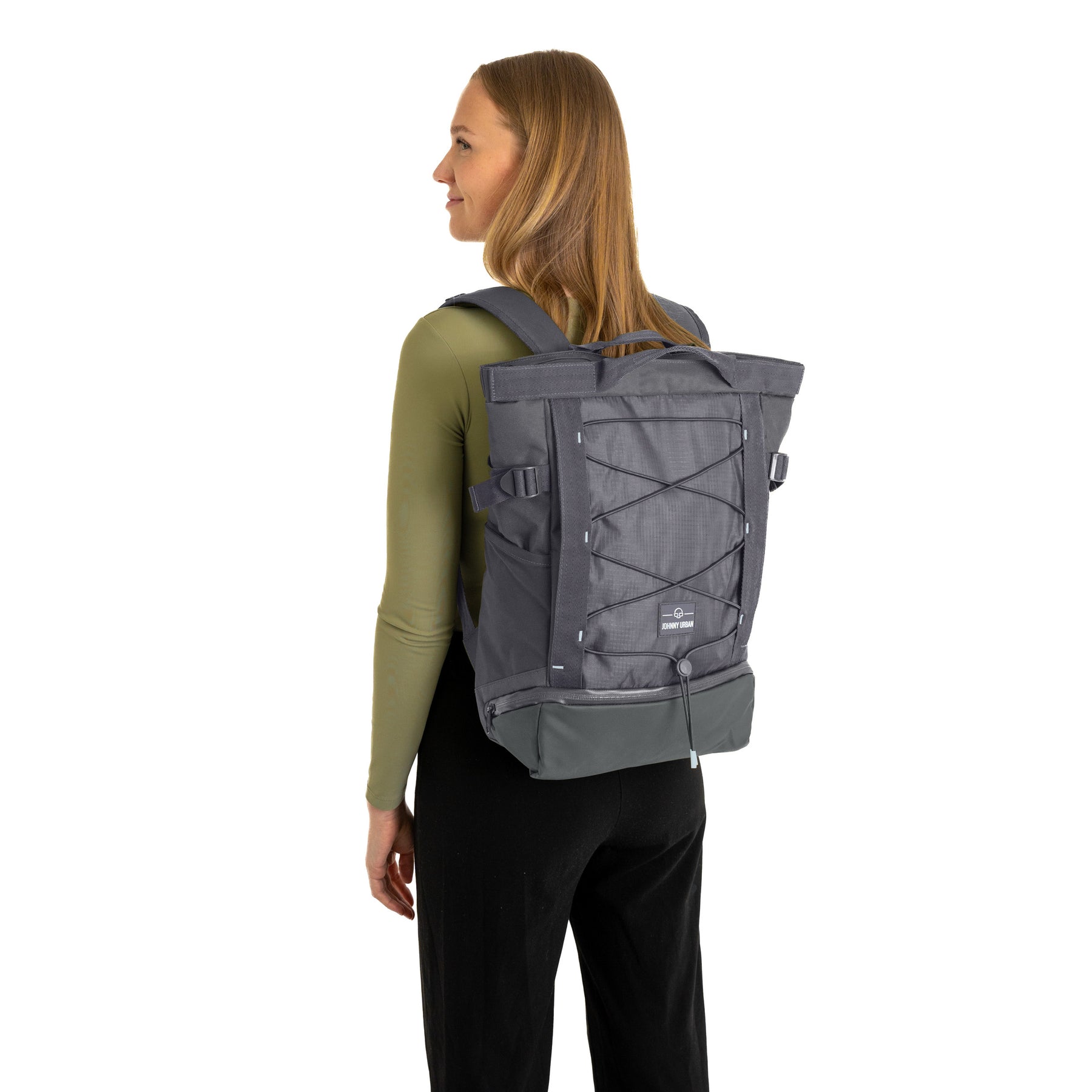 Frau trägt grauen Johnny Urban Rucksack 'Harper' mit verstellbaren Schultergurten und seitlichen Taschen