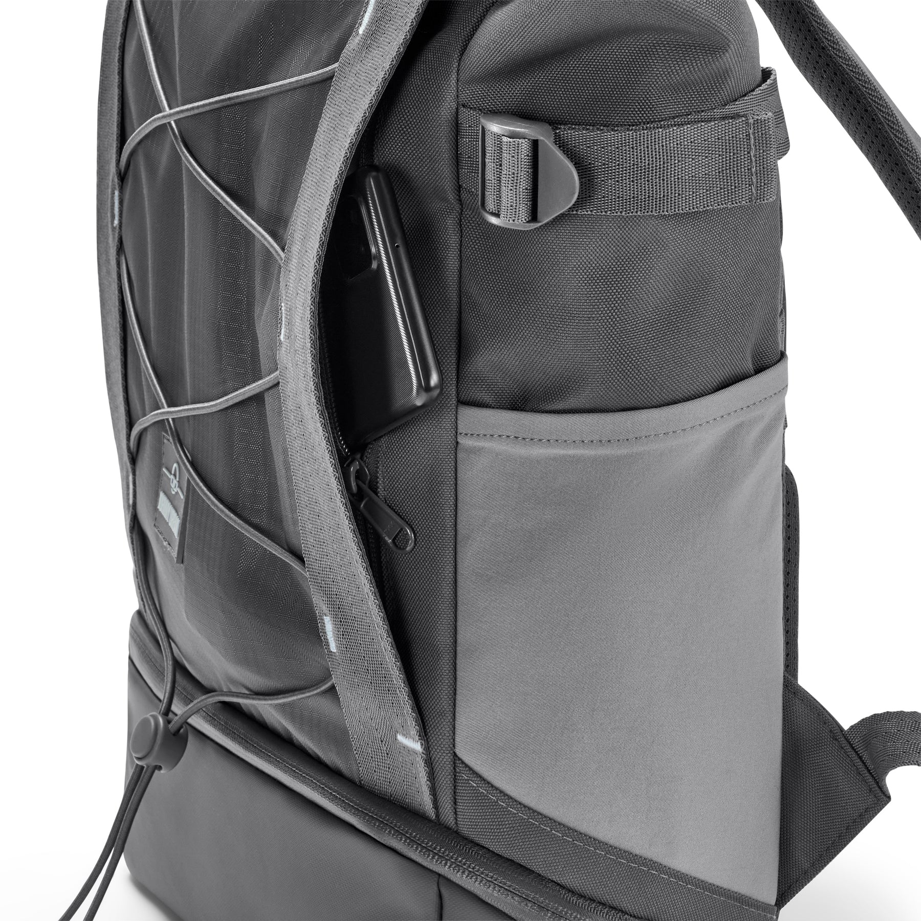 Rucksack 'Harper' in Grau mit seitlicher Tasche und verstecktem Fach, Smartphone sichtbar