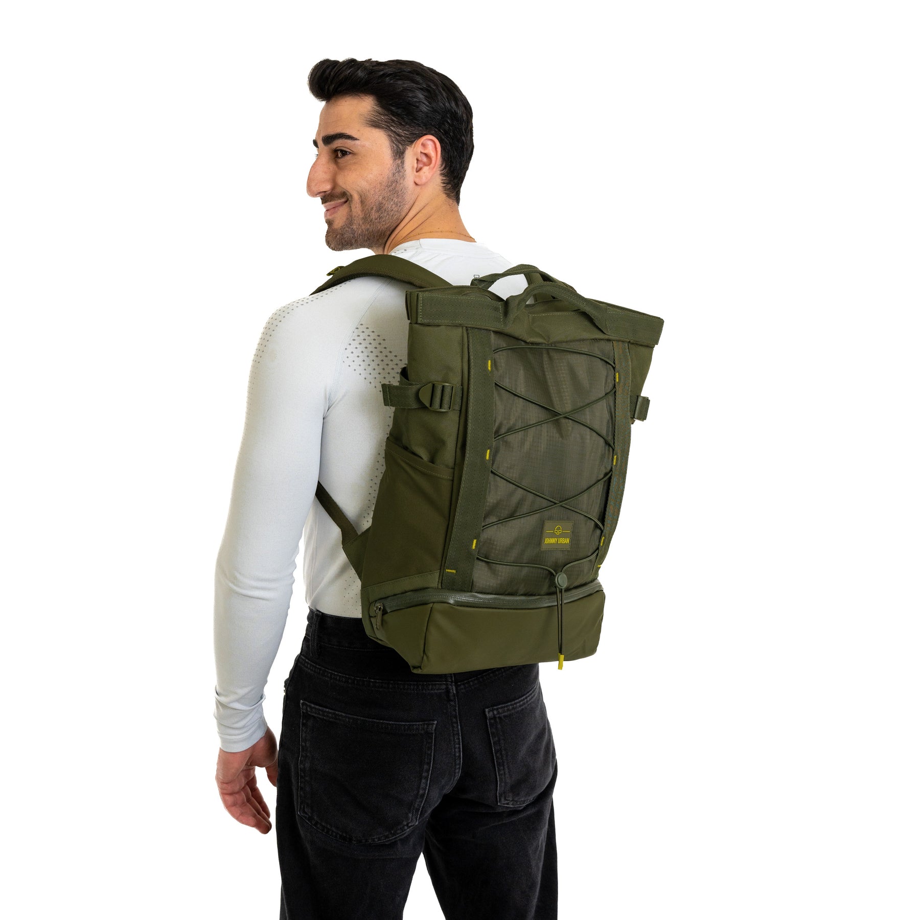 Mann trägt olivgrünen Johnny Urban Rucksack 'Harper' mit Frontschnürung und graviertem Logo