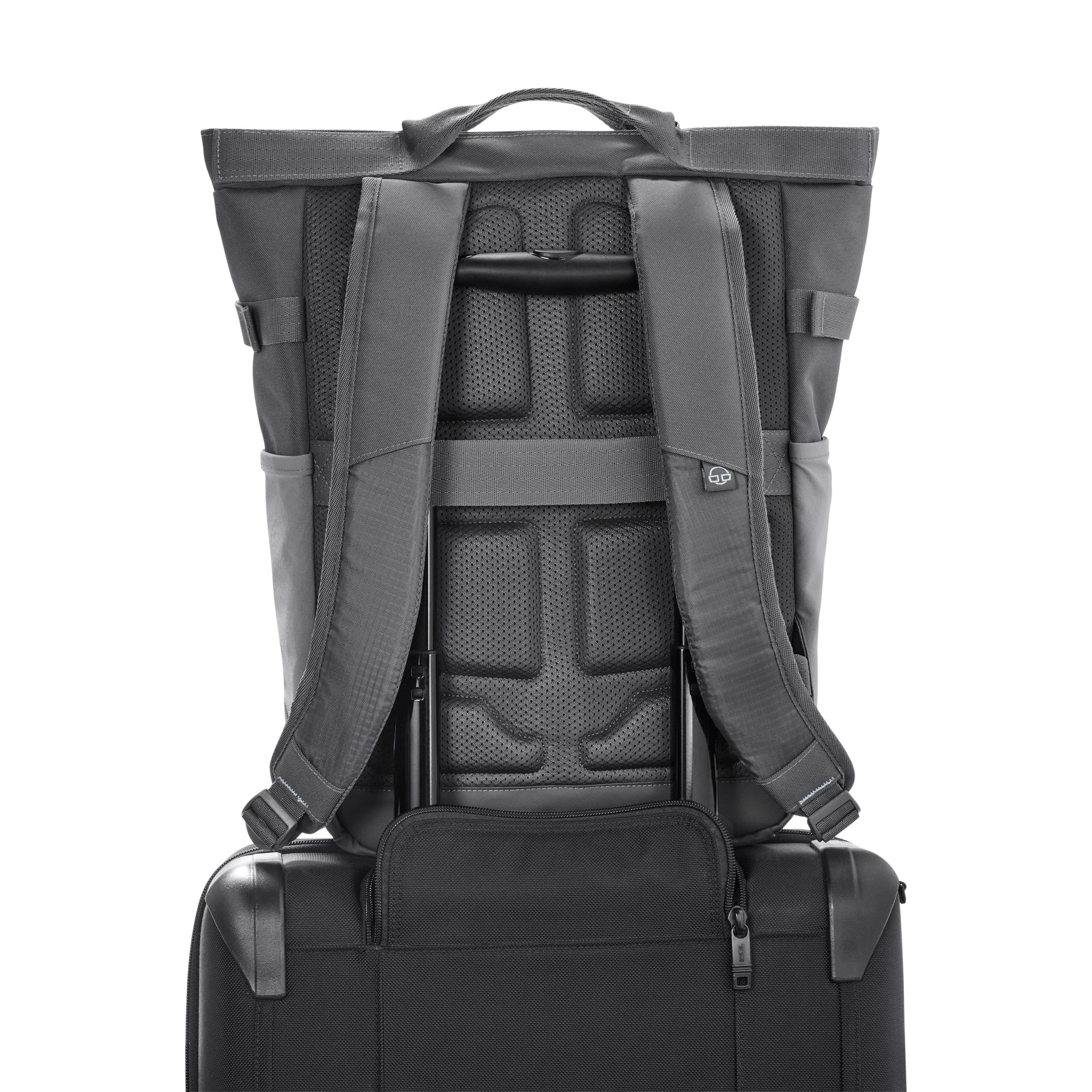 Rucksack 'Harper' in Grau mit gepolstertem Rücken und Schultergurten, auf schwarzem Trolley-Griff aufgesetzt