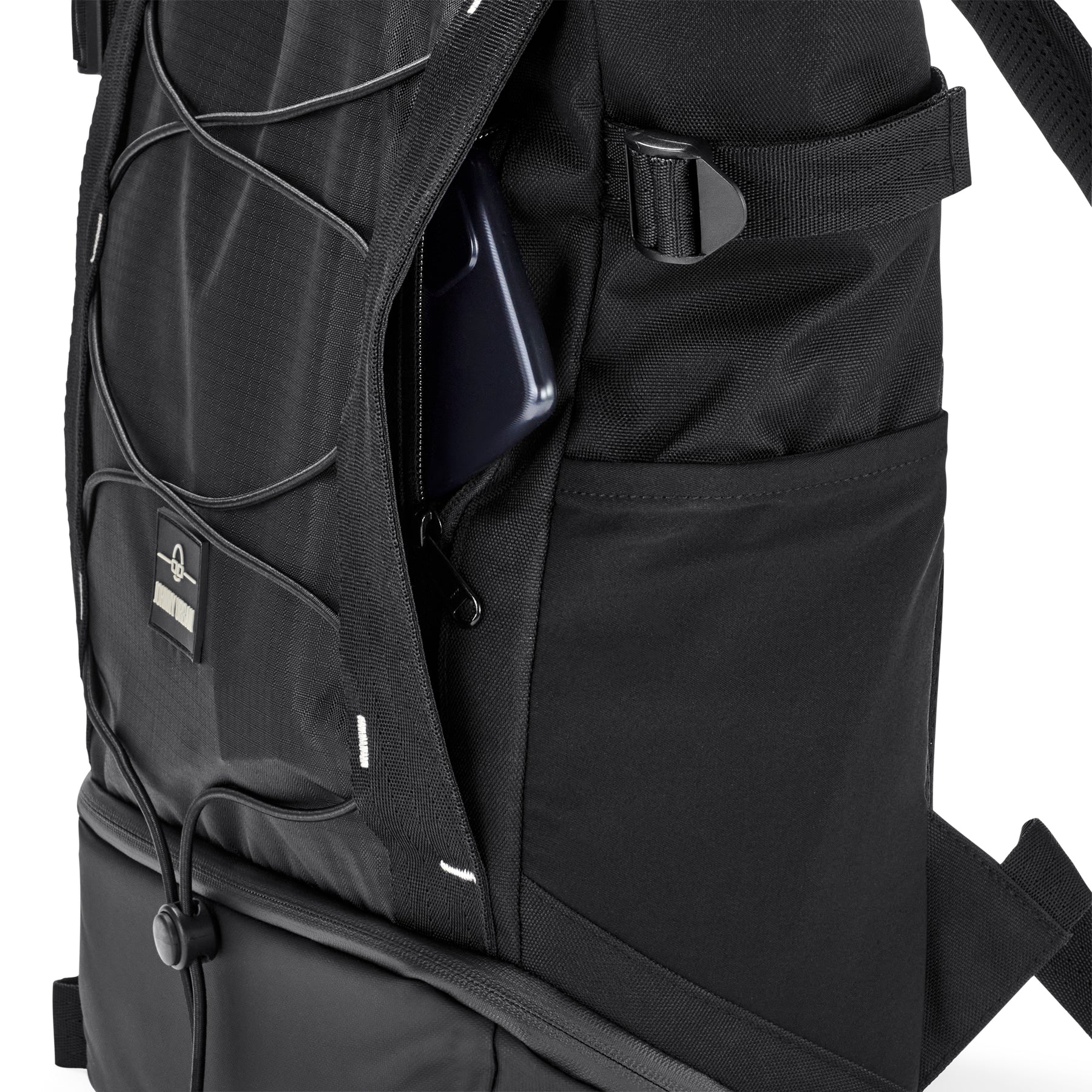 Schwarzer Johnny Urban Rucksack 'Harper' mit geöffnetem Geheimfach und Smartphone darin