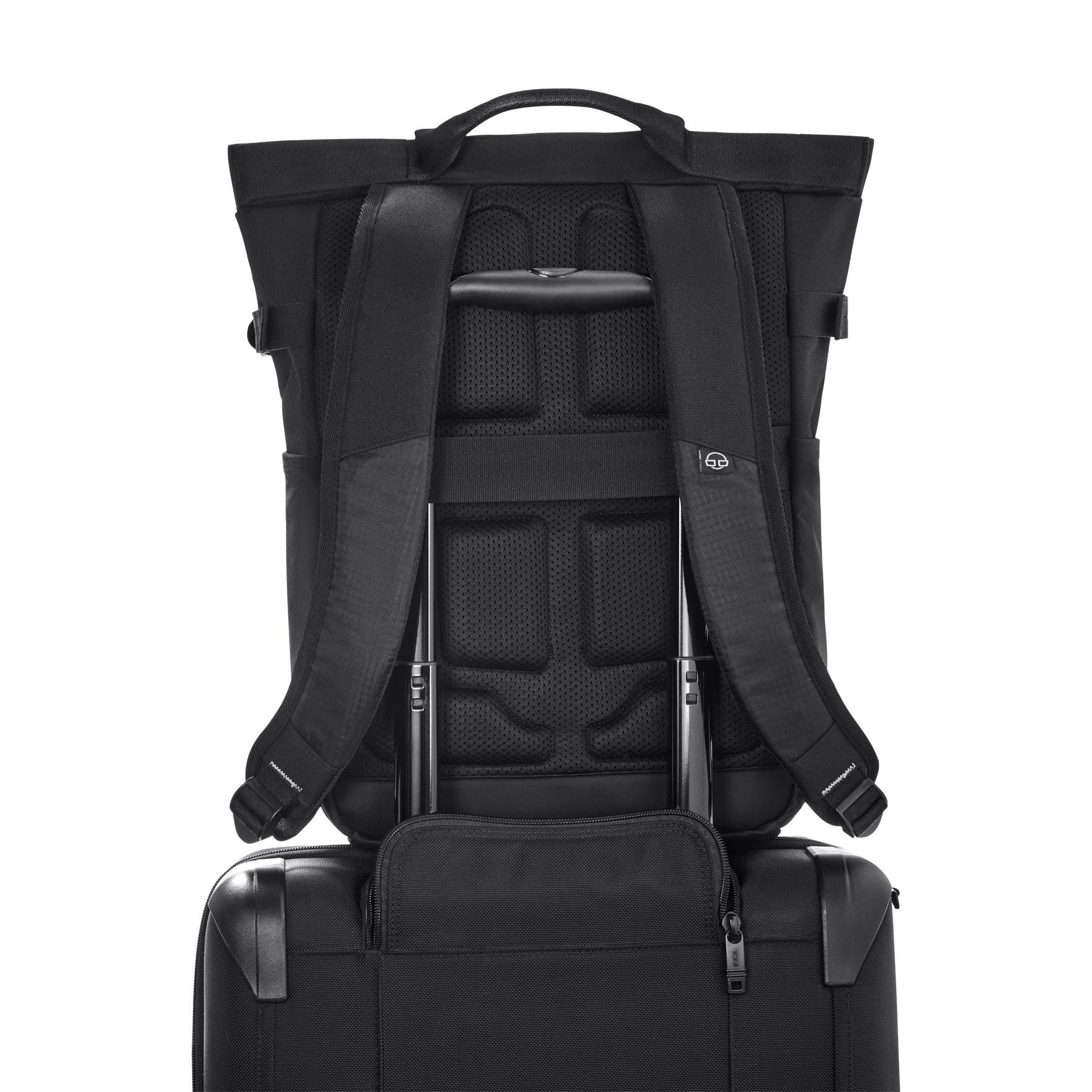 Schwarzer Rucksack 'Harper' von Johnny Urban auf einem schwarzen Trolley befestigt, gezeigt von hinten mit gepolstertem Rücken und verstellbaren Schultergurten