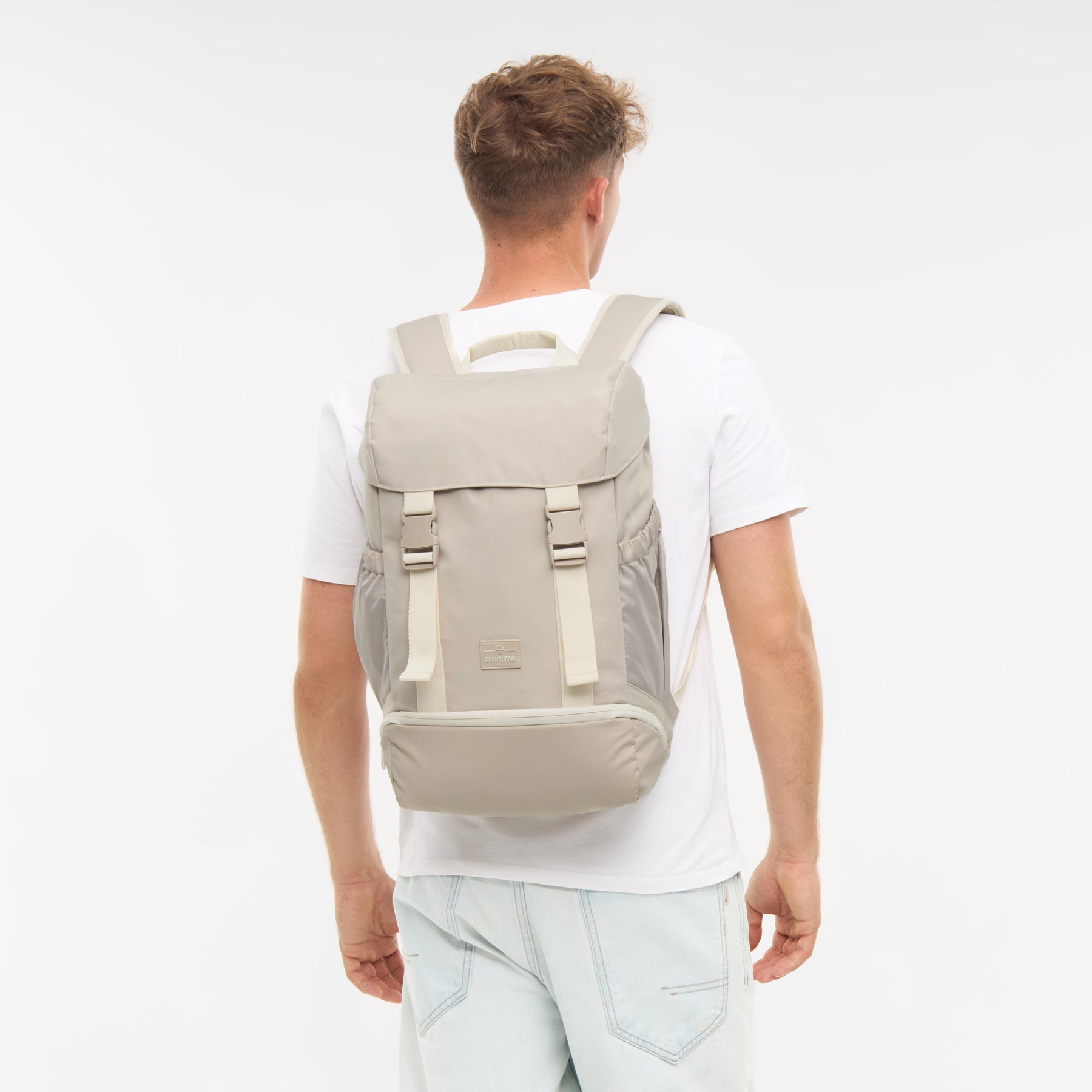 Mann von hinten mit dem sandfarbenen Rucksack 'Nico' von Johnny Urban
