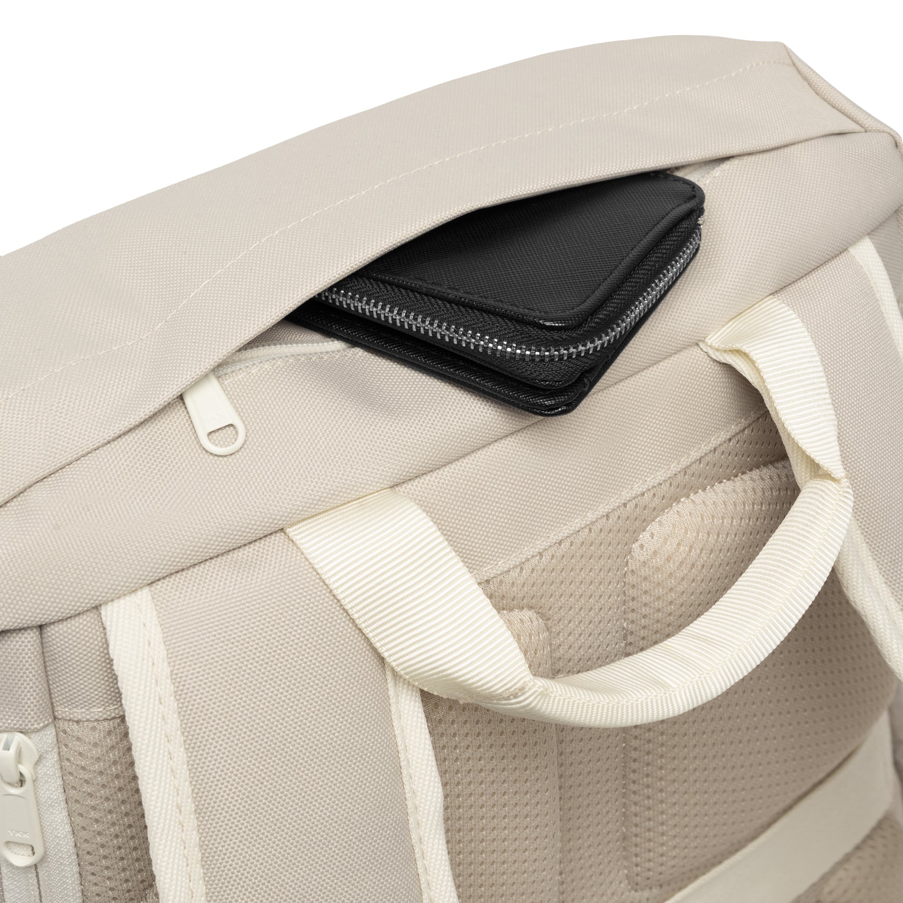 Beiger Johnny Urban Rucksack 'Nico' mit verstecktem Reißverschlussfach, aus dem eine schwarze Geldbörse herausragt