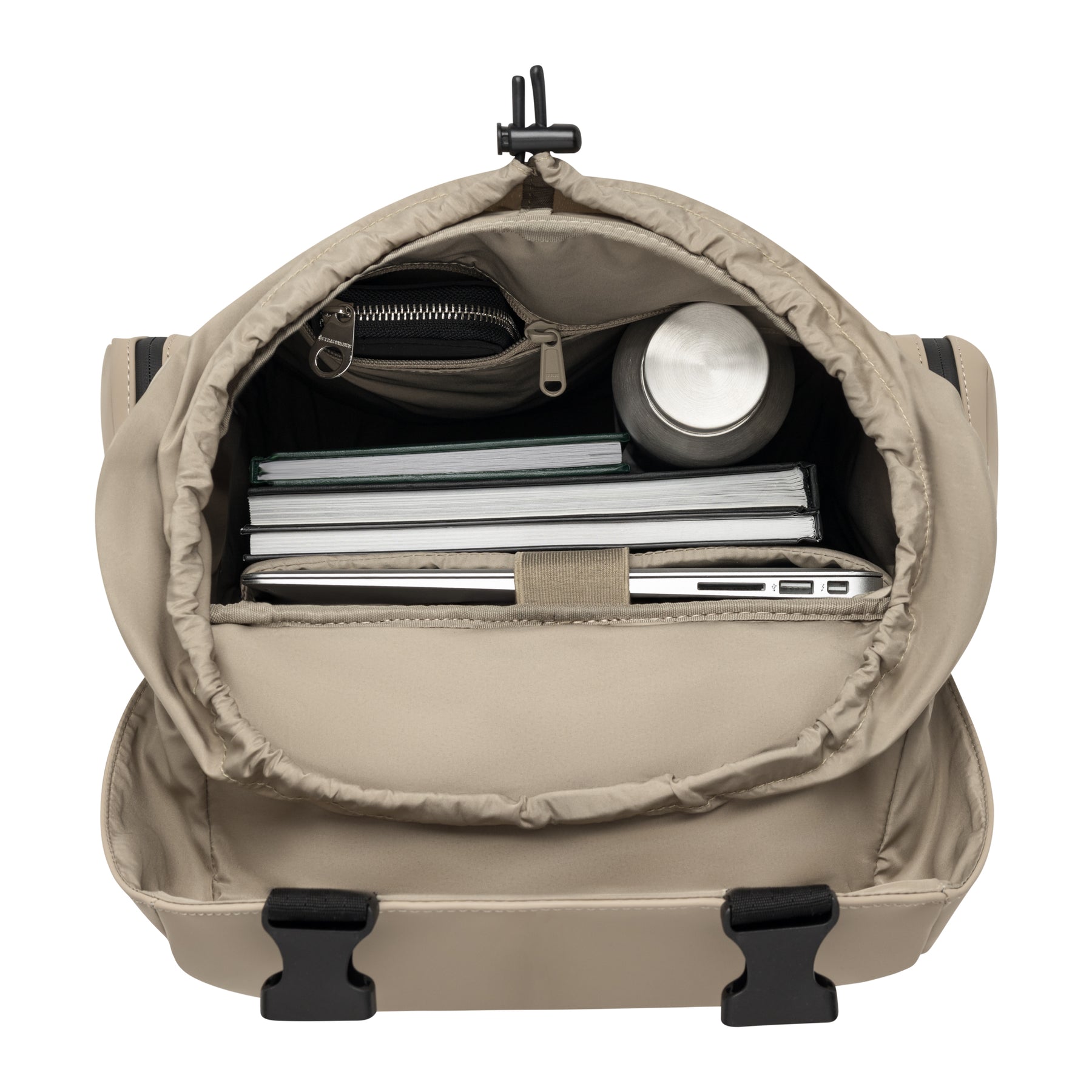 Geöffneter beiger Rucksack 'Finley' mit Laptopfach, Büchern, Trinkflasche und Reißverschlusstasche