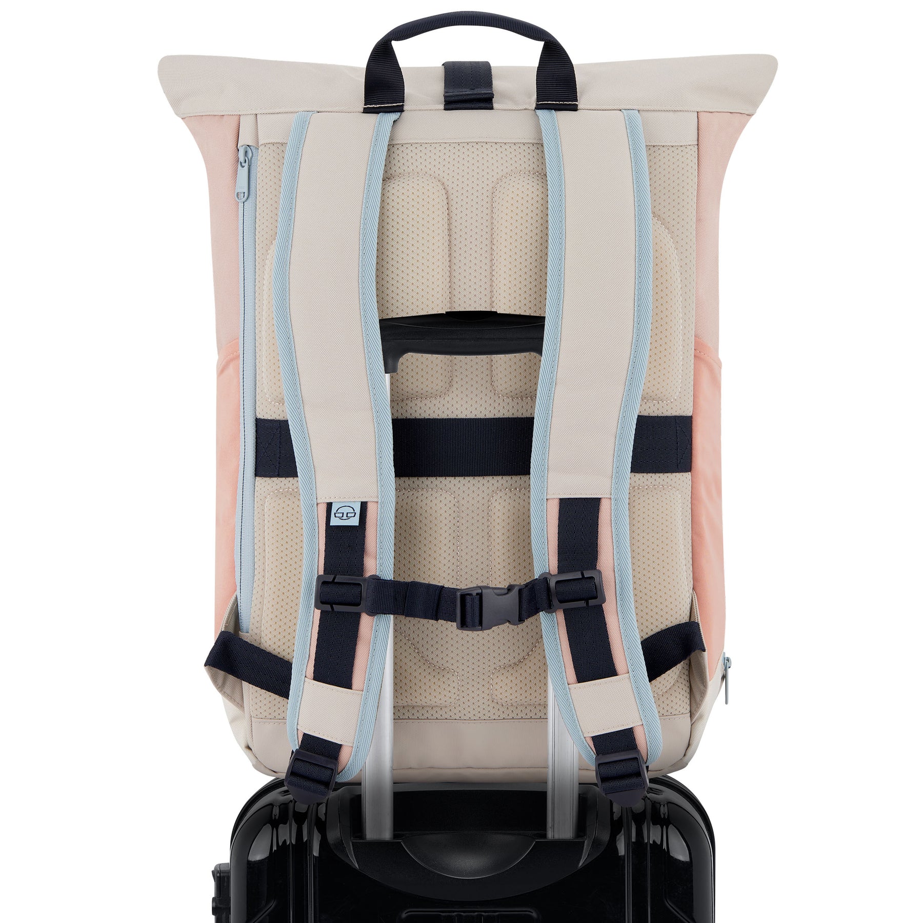 Rolltop Rucksack 'Allen Large' in Sand-Rose mit gepolsterten Rücken- und Schultergurten, befestigt an schwarzem Rollkoffer