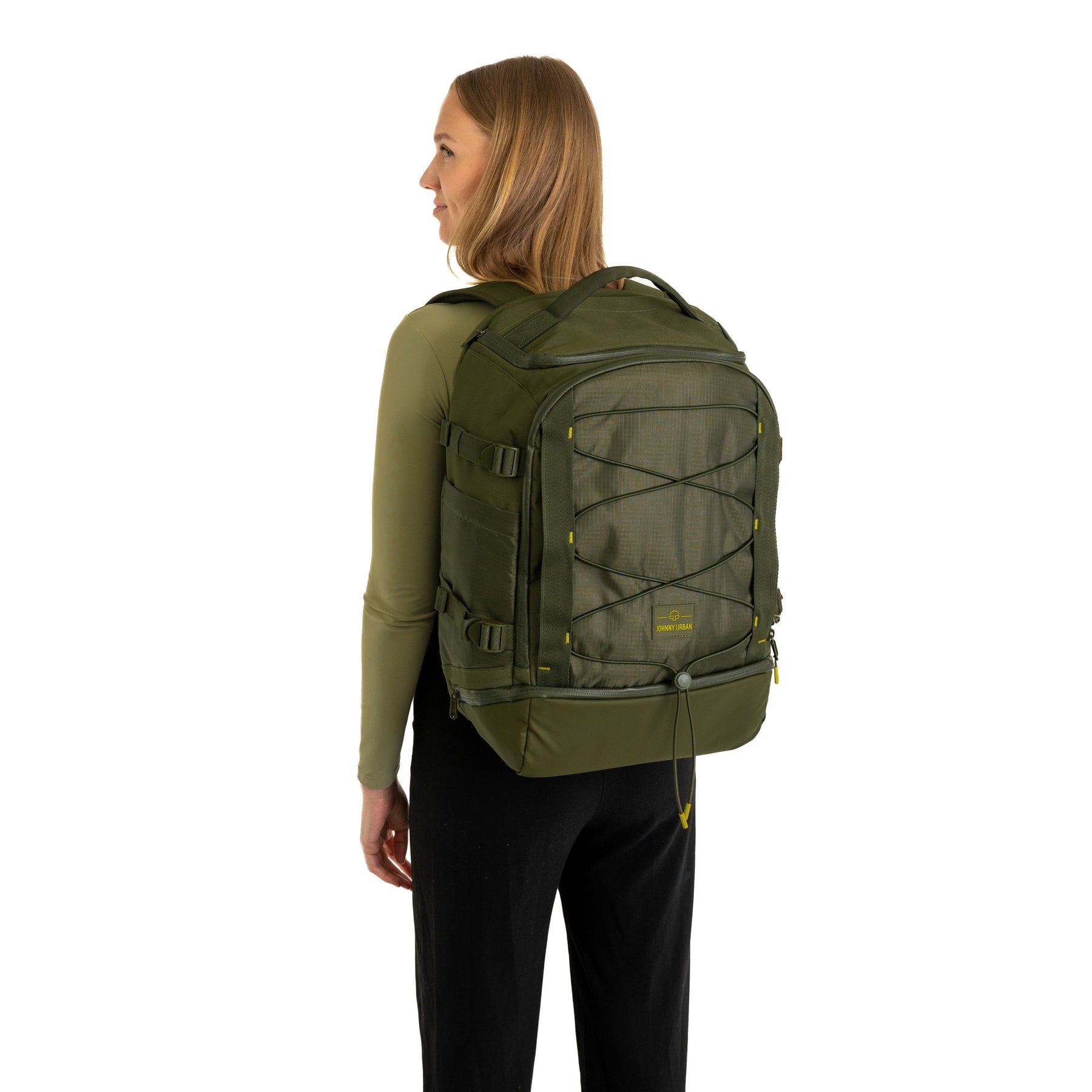 Frau von hinten mit olivgrünem Rucksack 'Jack' von Johnny Urban, schwarz gesprenkeltes Gummiband vorne