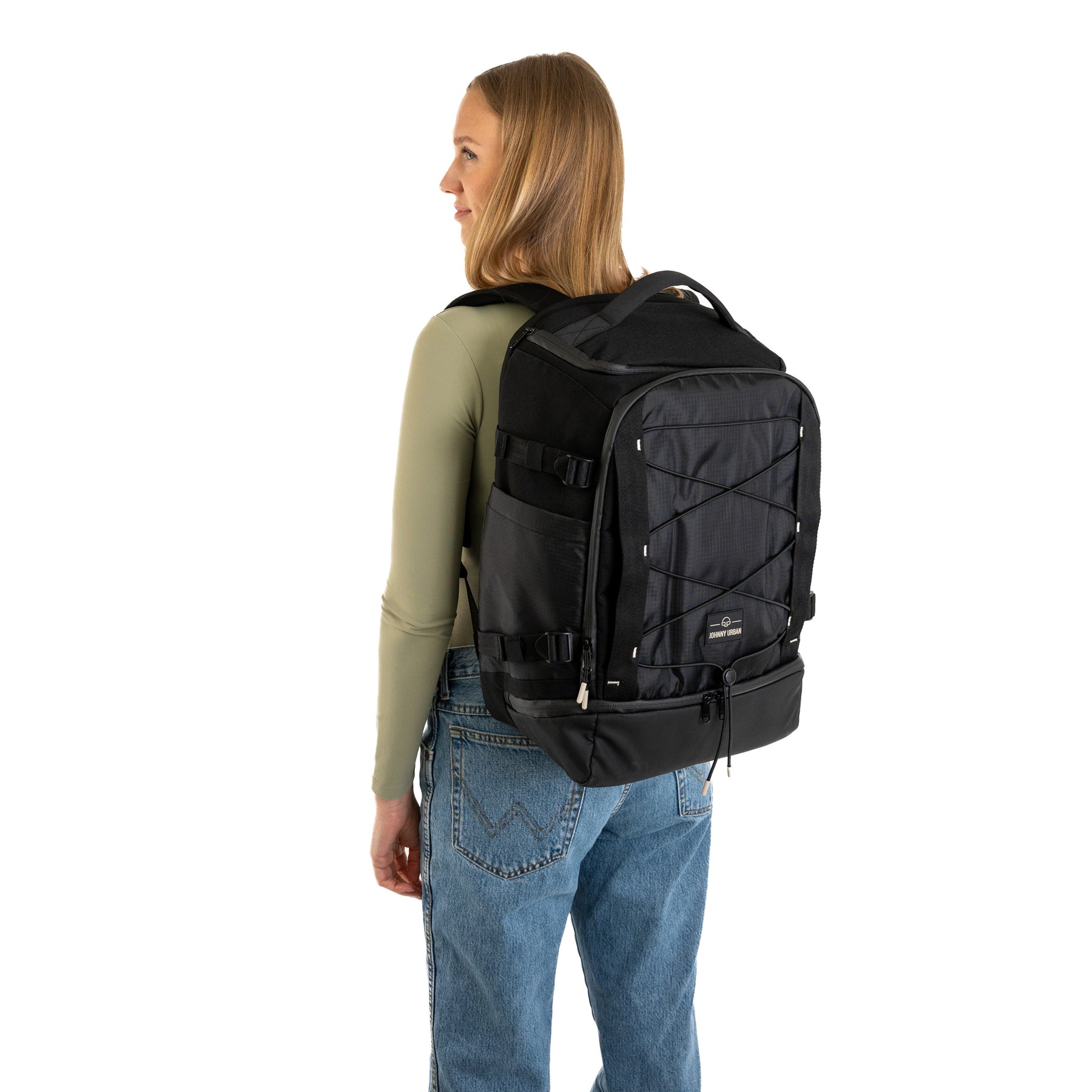 Frau mit schwarzem Johnny Urban Rucksack 'Jack' aus robustem Material, zu sehen von hinten