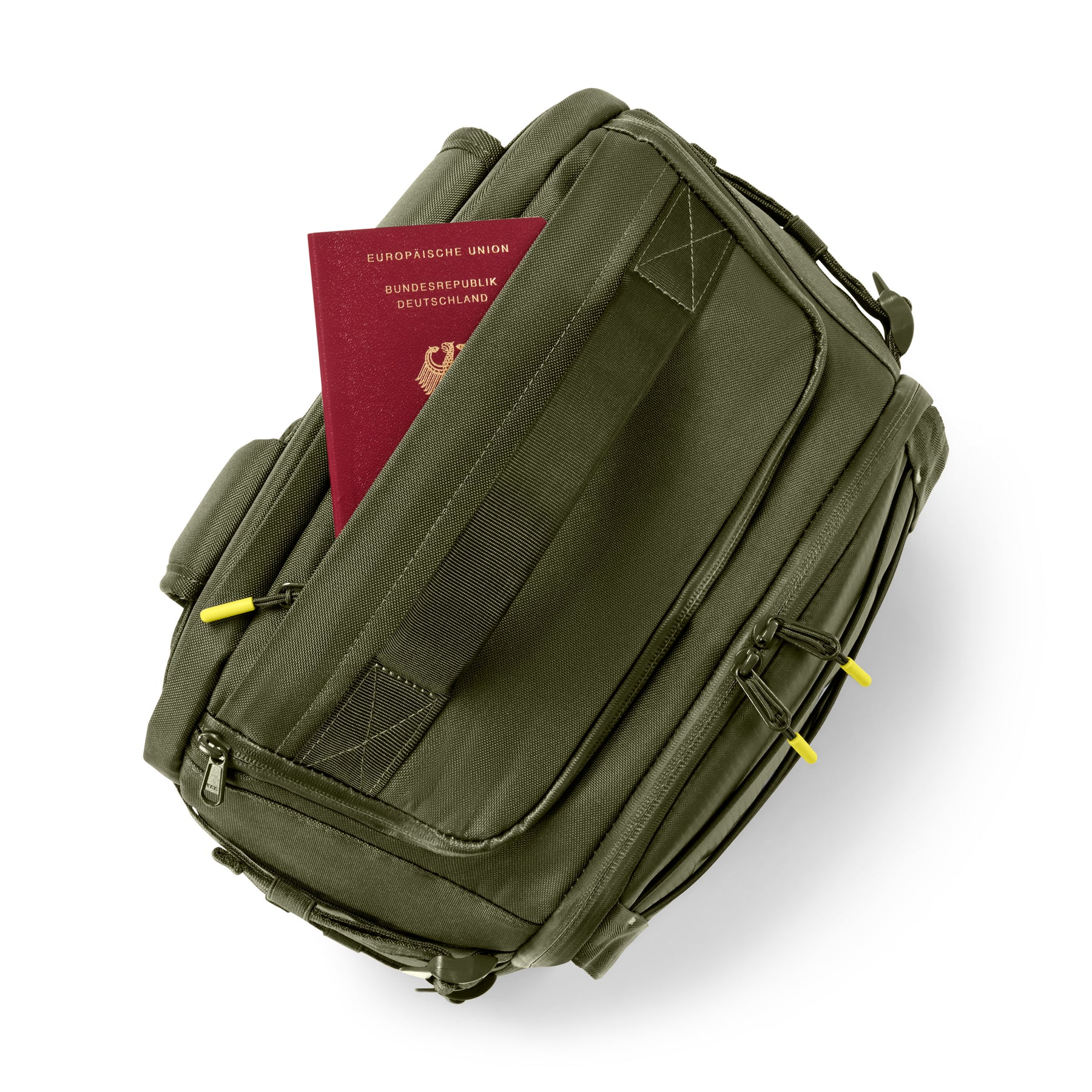 Olivegrüner Rucksack 'Jack' mit mehreren Reißverschlüssen und deutschem Reisepass in der Außentasche