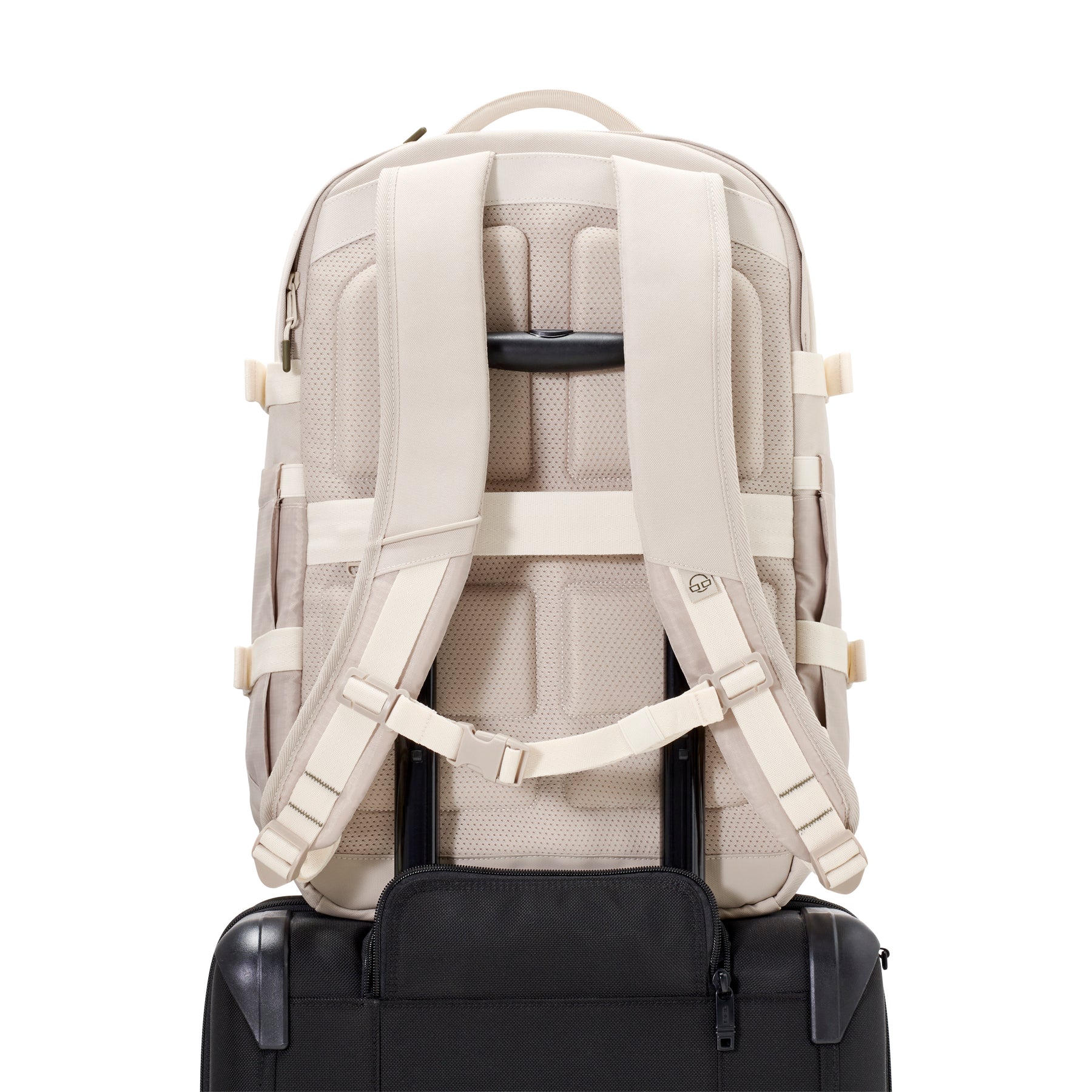 Beiger Rucksack 'Jack' mit gepolsterten Rücken- und Schultergurten auf schwarzem Reisekoffer