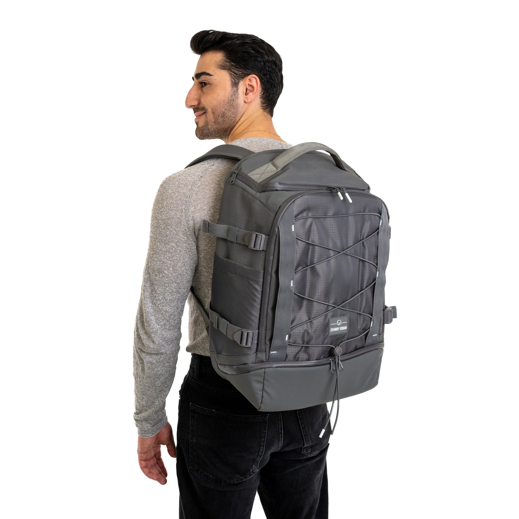 Mann mit grauem Rucksack 'Jack' von Johnny Urban, rechte Seitenansicht, graues Shirt, schwarze Hose