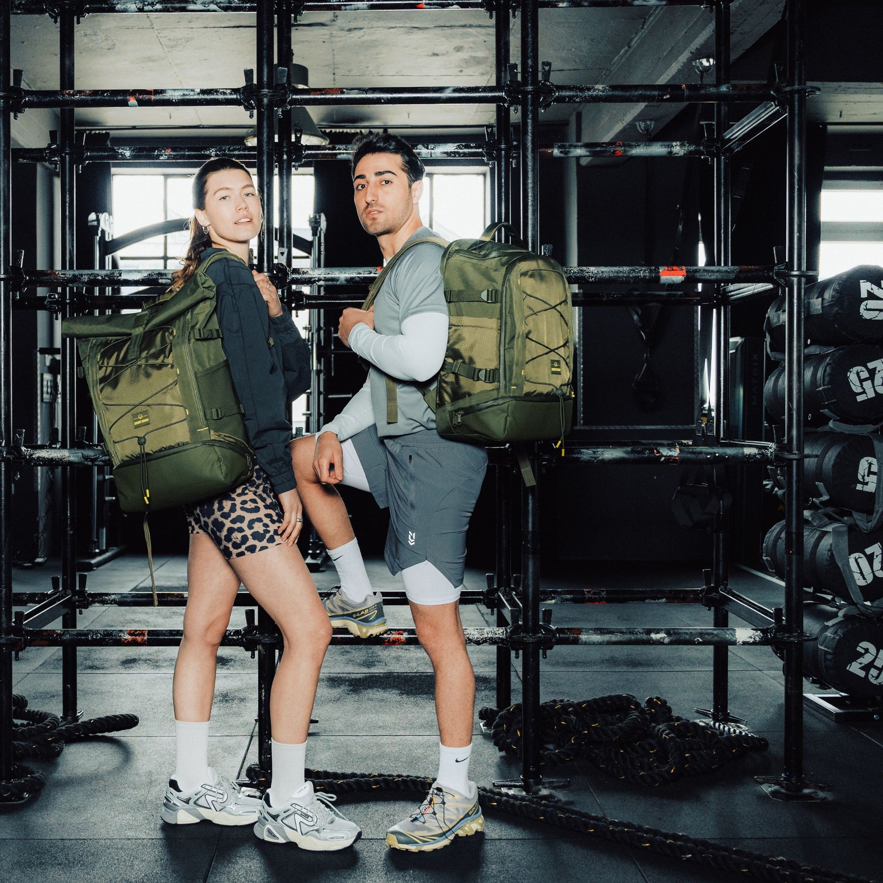 Mann und Frau im Fitnessstudio mit olivgrünen Rucksäcken 'Jack' von Johnny Urban