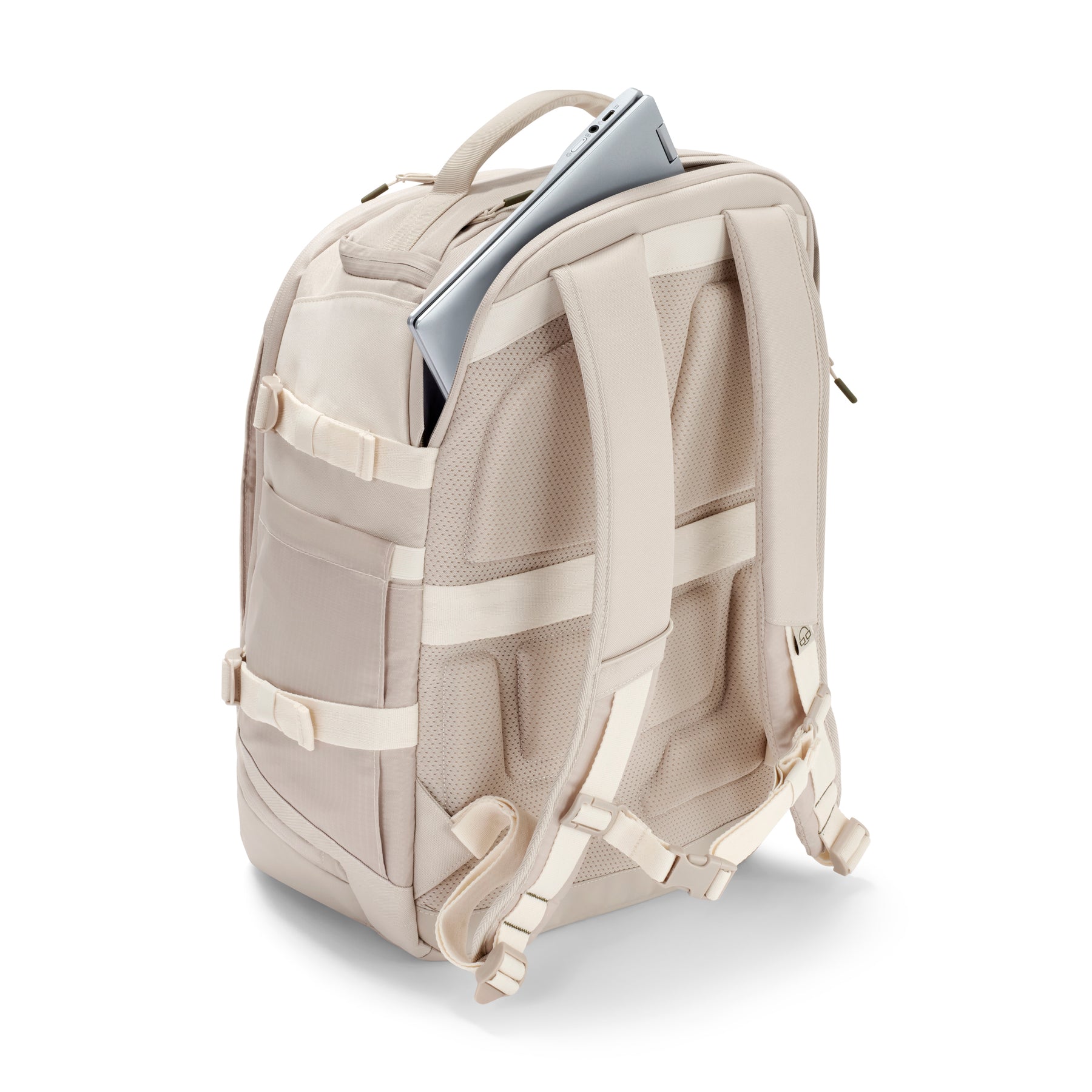 Beiger Rucksack 'Jack' von Johnny Urban mit gepolsterten Schultergurten und Laptopfach, schräg von hinten